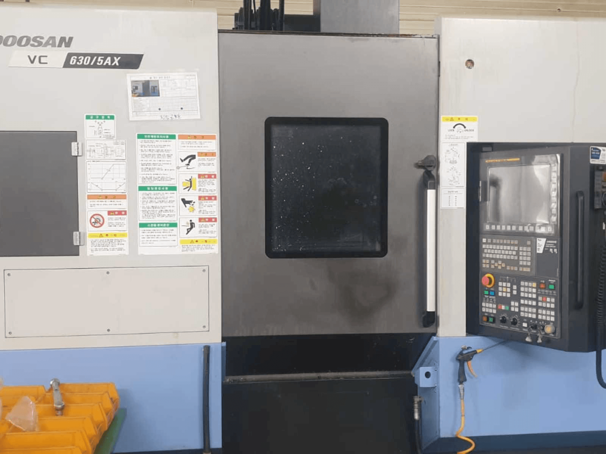 Makine Doosan VC 630/5AX - Önden görünüm