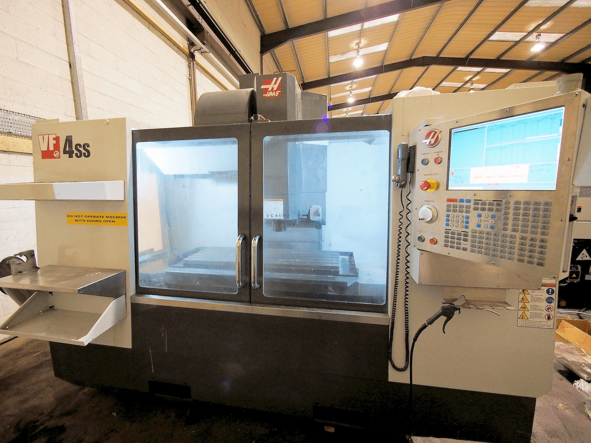 Makine HAAS VF-4SS - Önden görünüm
