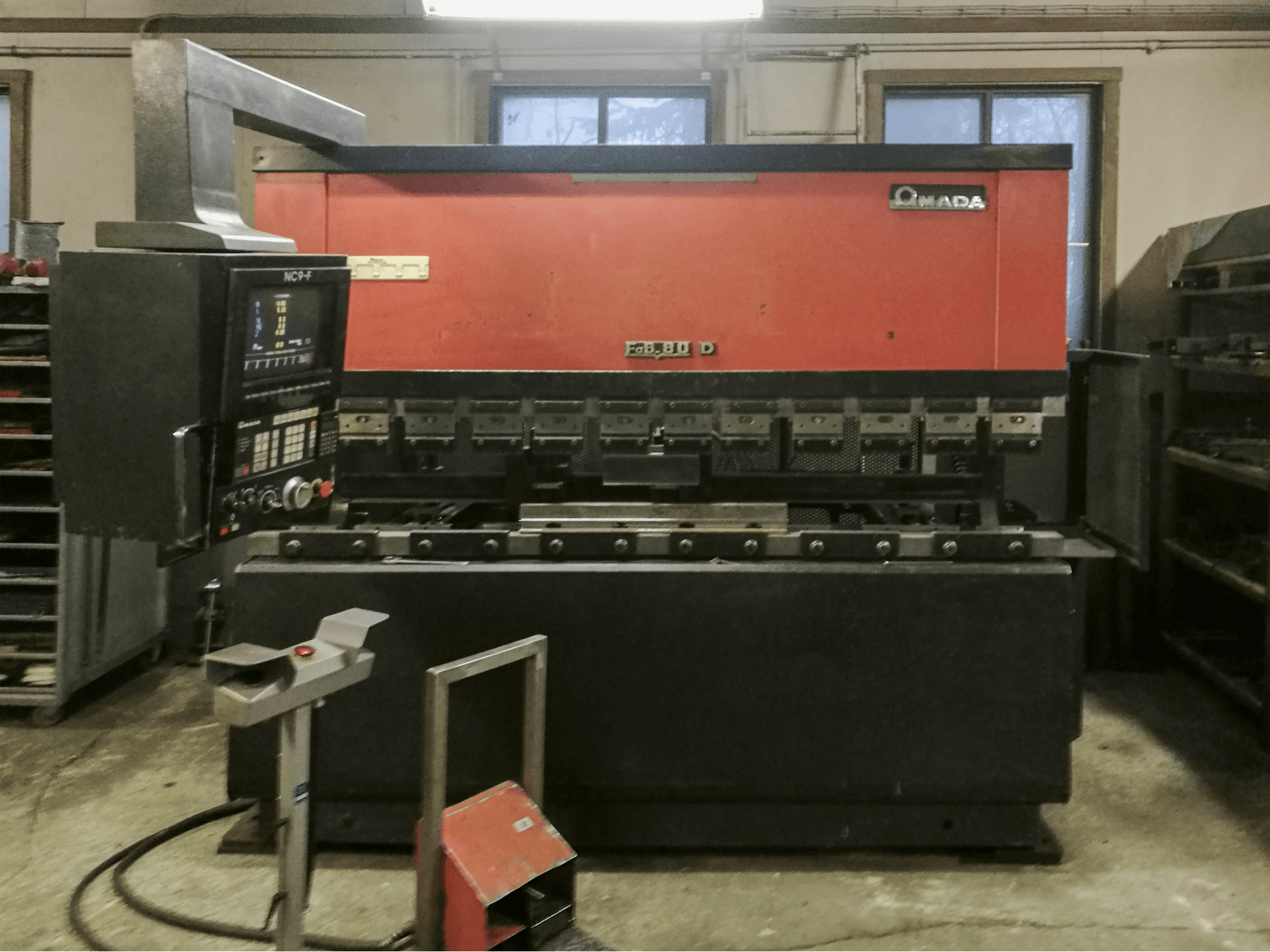 Makine AMADA - Önden görünüm FBD-8025F