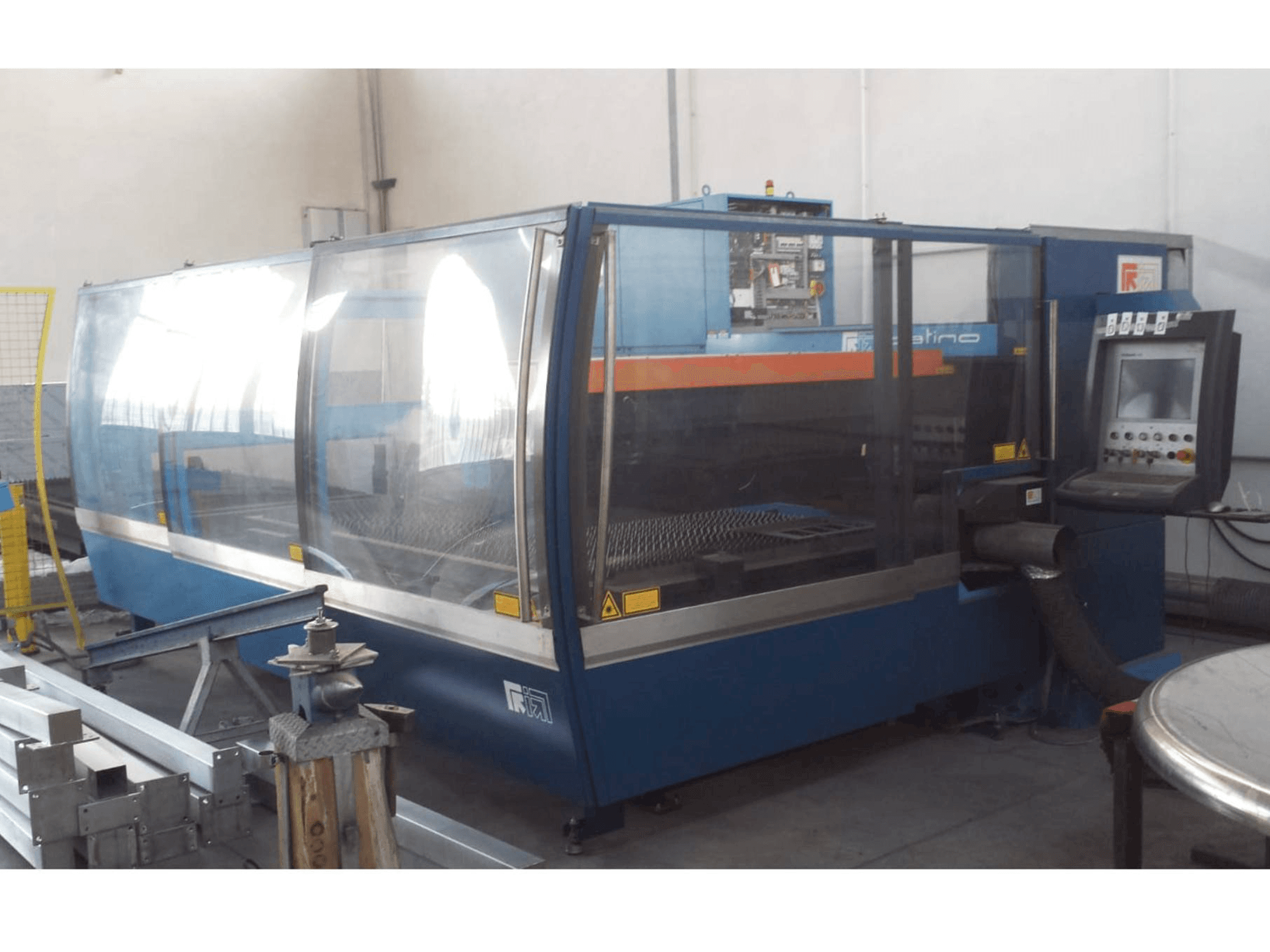 Makine Prima Industrie Platino 1530 - Önden görünüm