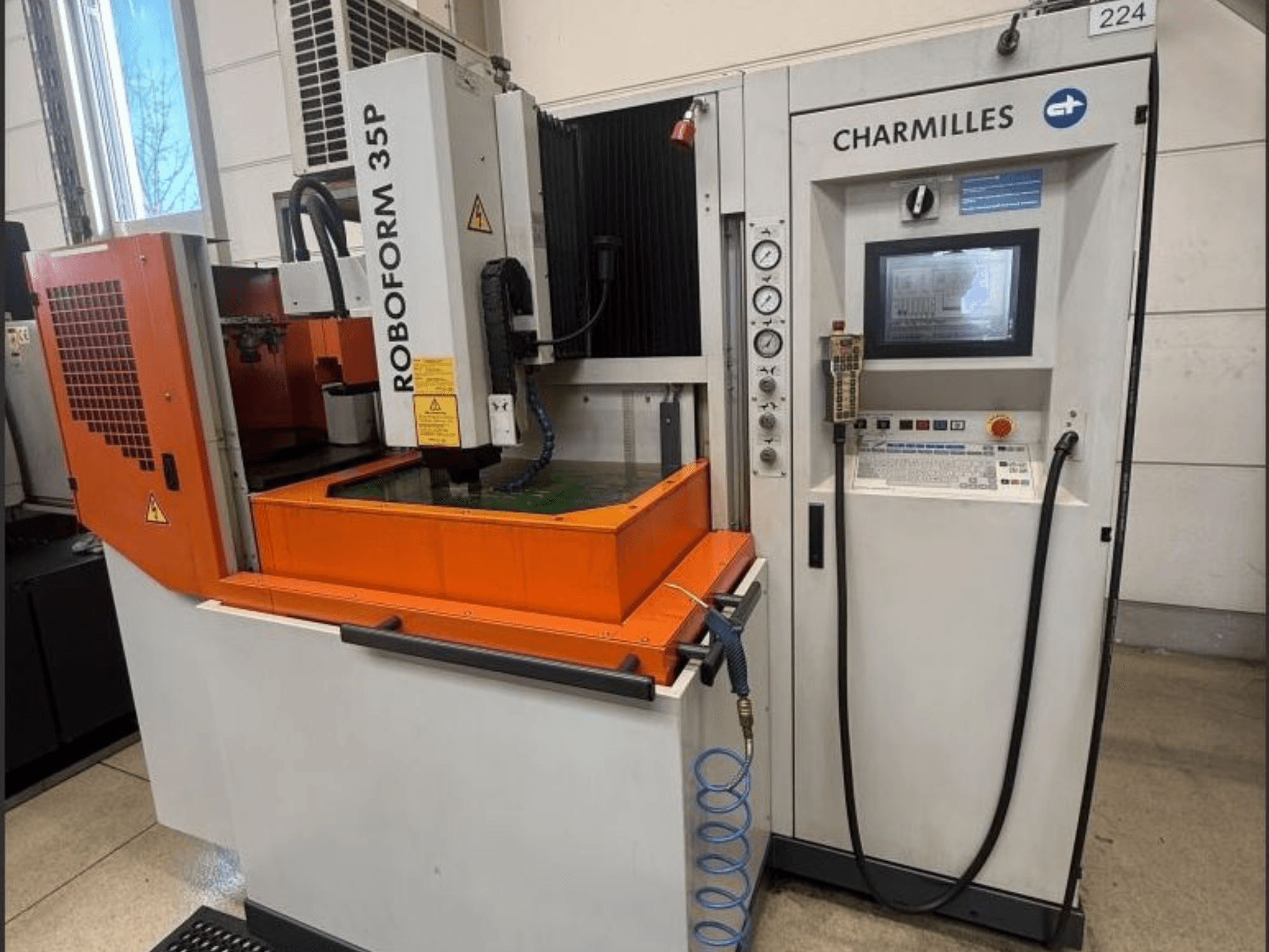 Charmilles ROBOFORM 35P kalıp oyma EDM makinesi, önden görünüm, kontrol paneli, kızak ve sıvı tankı çalışır durumda.