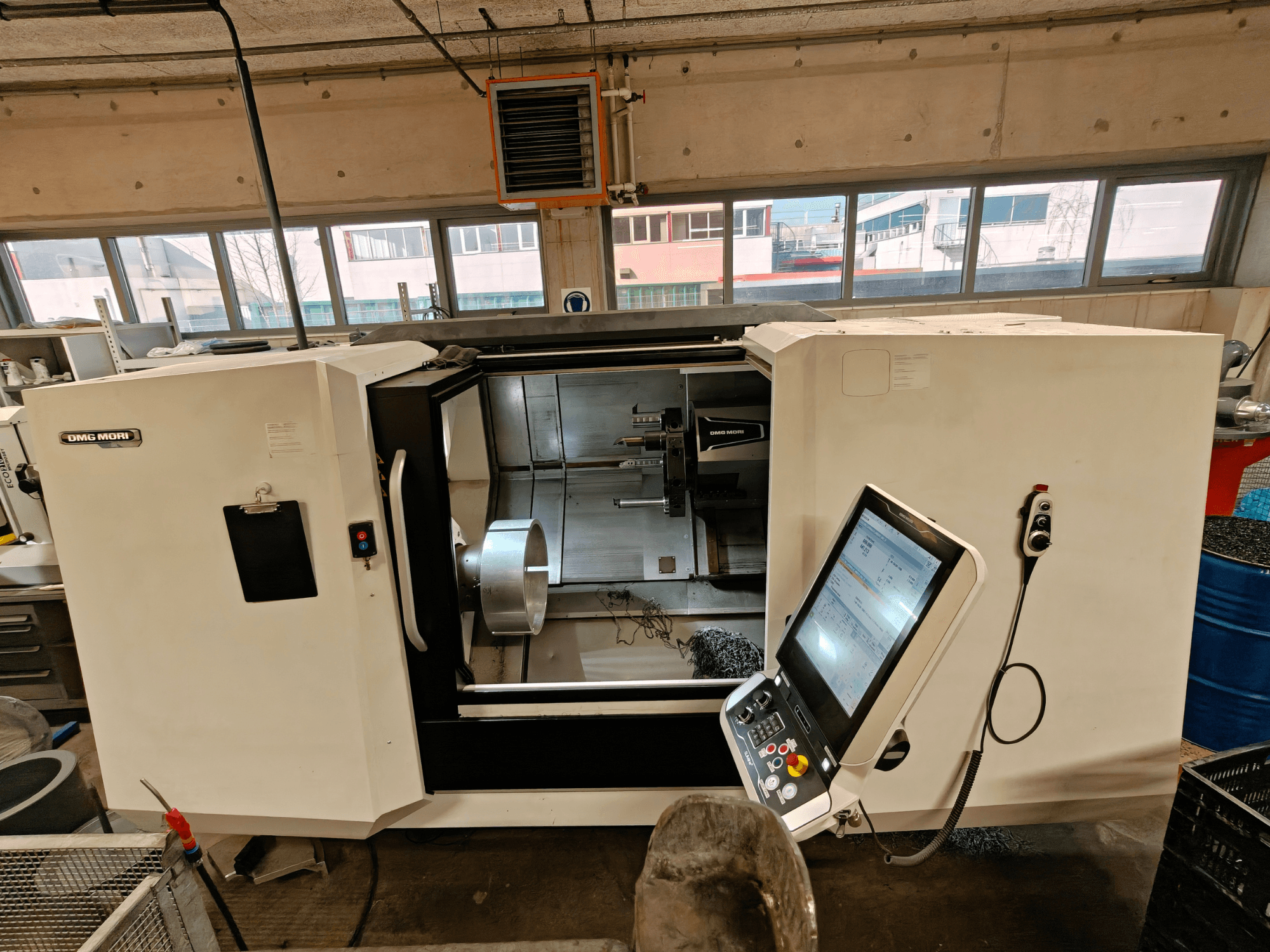 DMG MORI CLX 550 yatay tornalama makinesinin önden görünümü, kontrol panelini ve açık çalışma alanını gösterir.