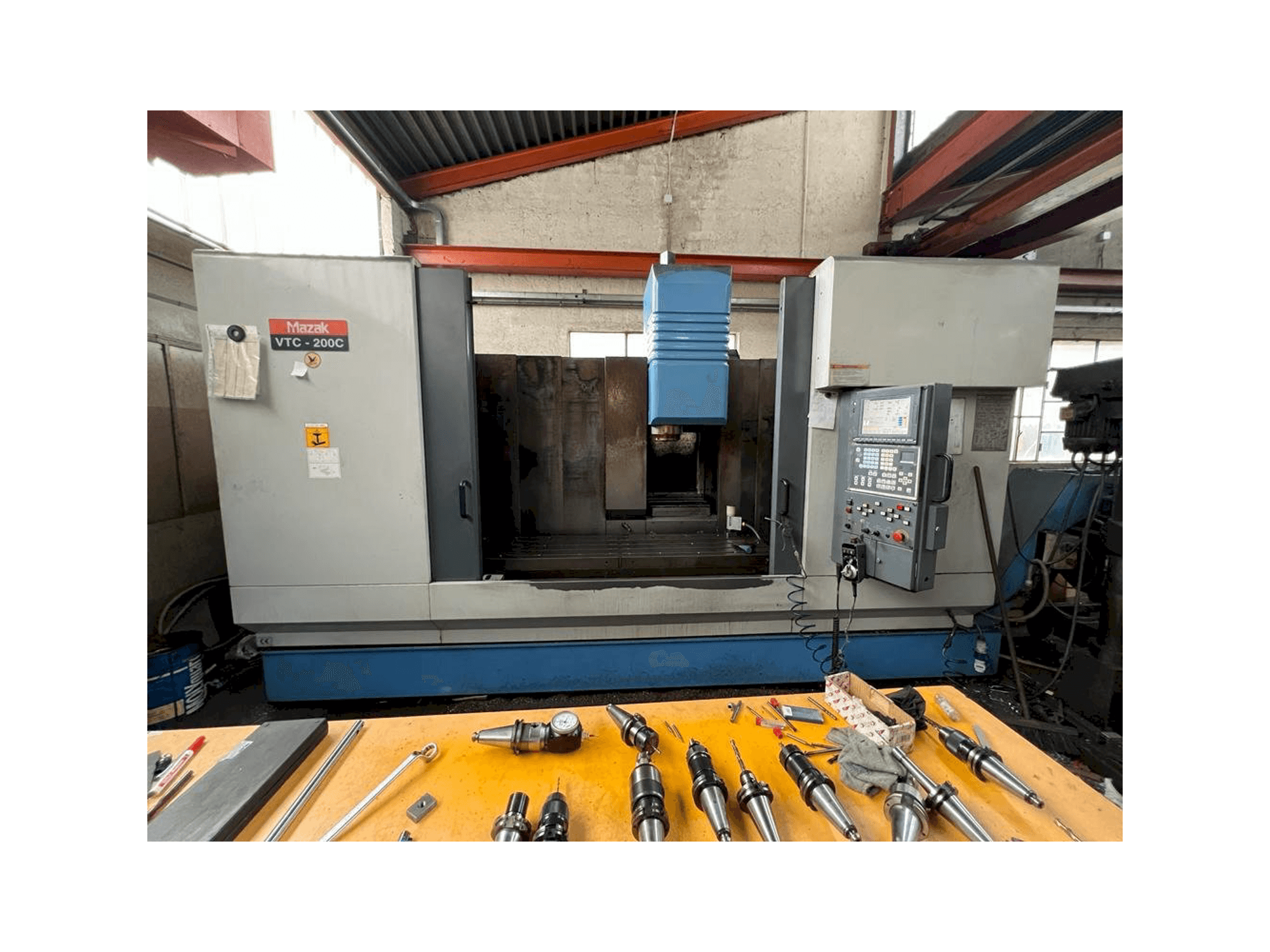 Makine Mazak VTC 200C - Önden görünüm
