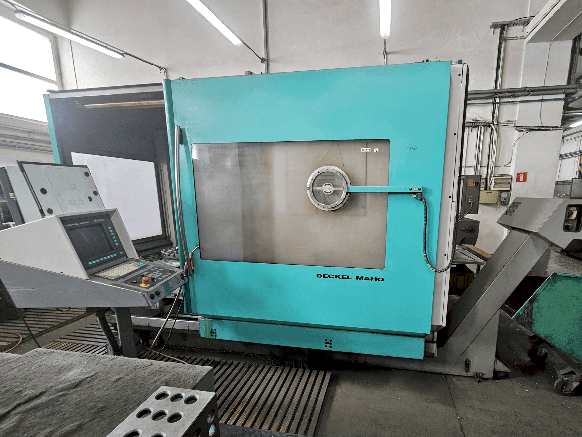 Makine DECKEL MAHO DMU 60P - Önden görünüm