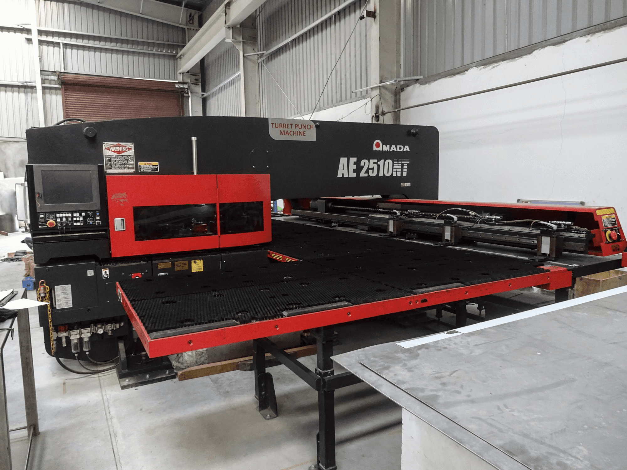 Makine AMADA - Önden görünüm AE 2510NT