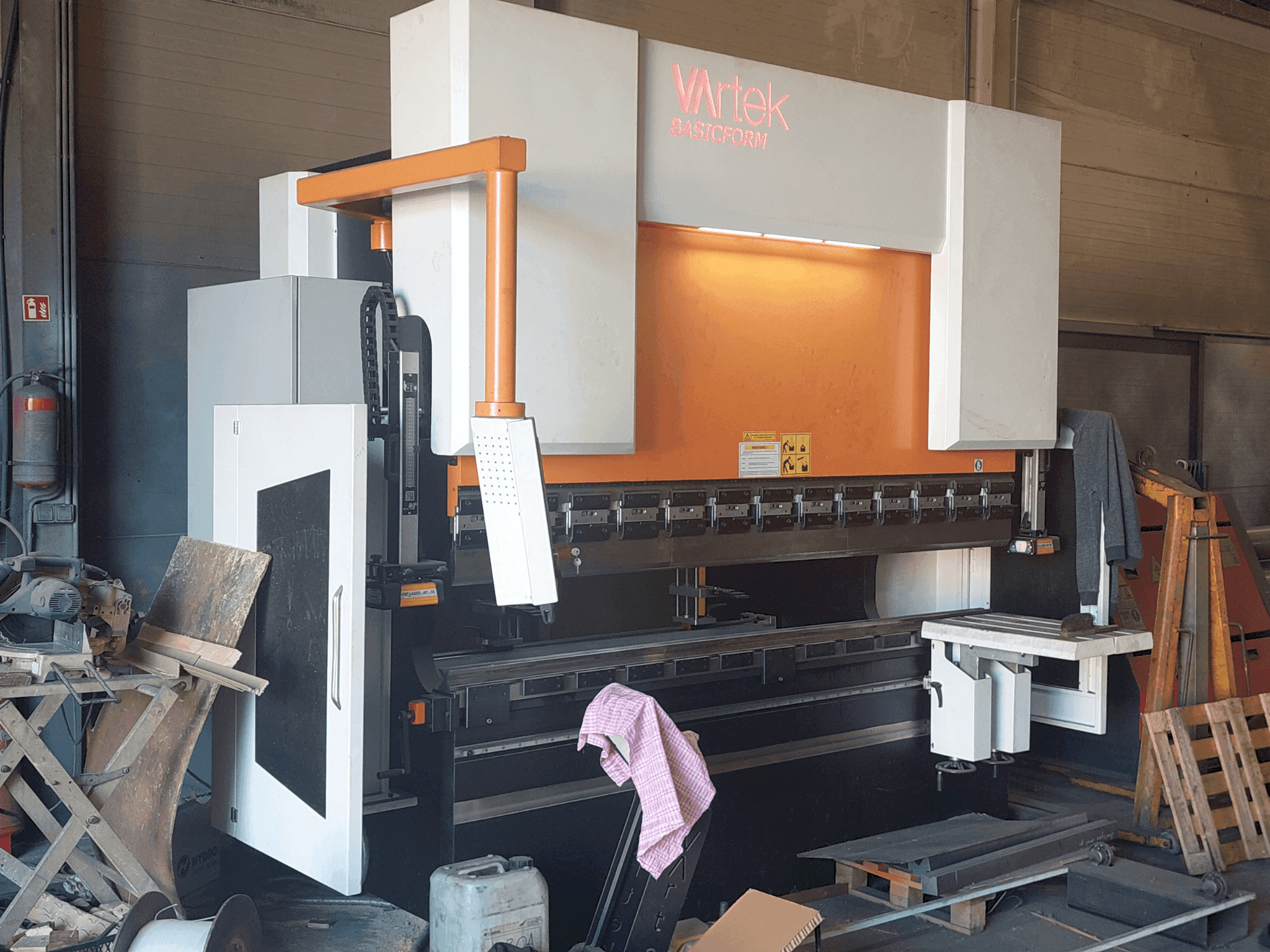 Makine VARTEK BasicForm 2600 / 135 CNC - Önden görünüm