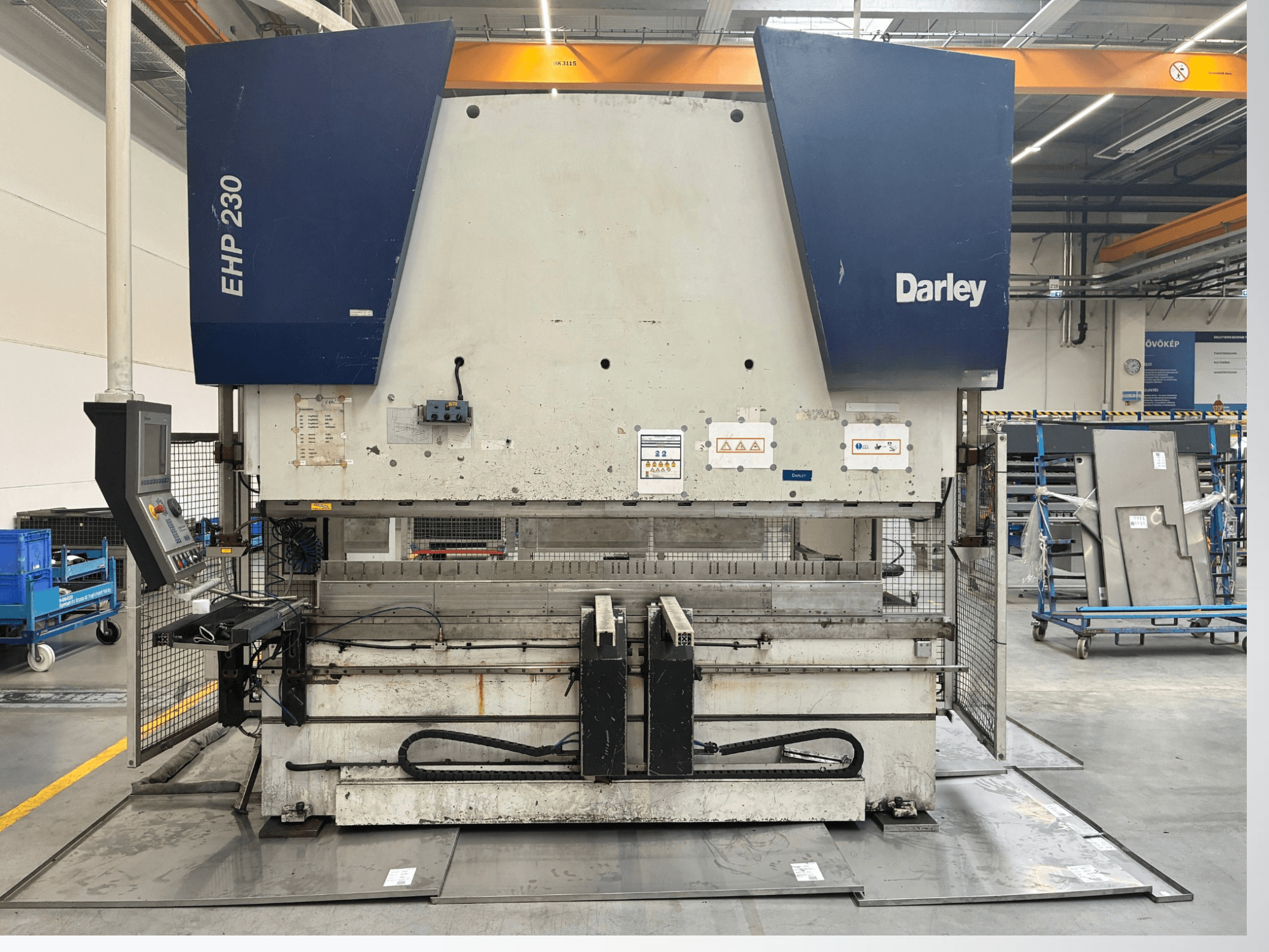 Hidrolik pres Darley EHP-LS 230.31/25, önden görünüm, kontrol paneli ve yanında metal levhalar. Endüstriyel uygulamalar için ideal.