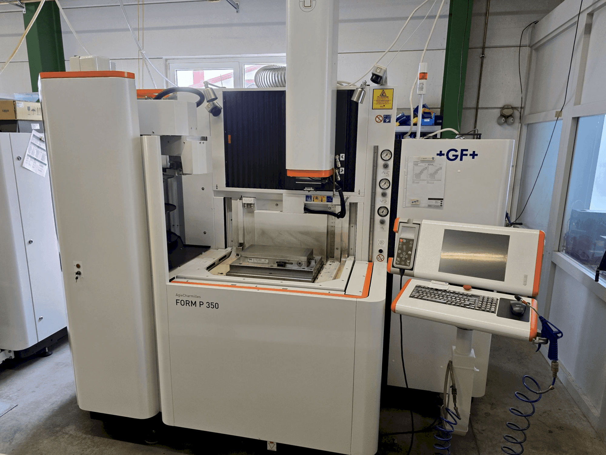 Makine AgieCharmilles FORM P 350 - Önden görünüm