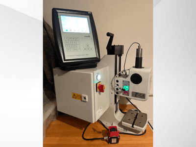 SCHMIDT® PressControl 600, önden görünüm, kontrol panelini, güç düğmesini ve güvenlik özelliklerine sahip hidrolik presi gösterir.