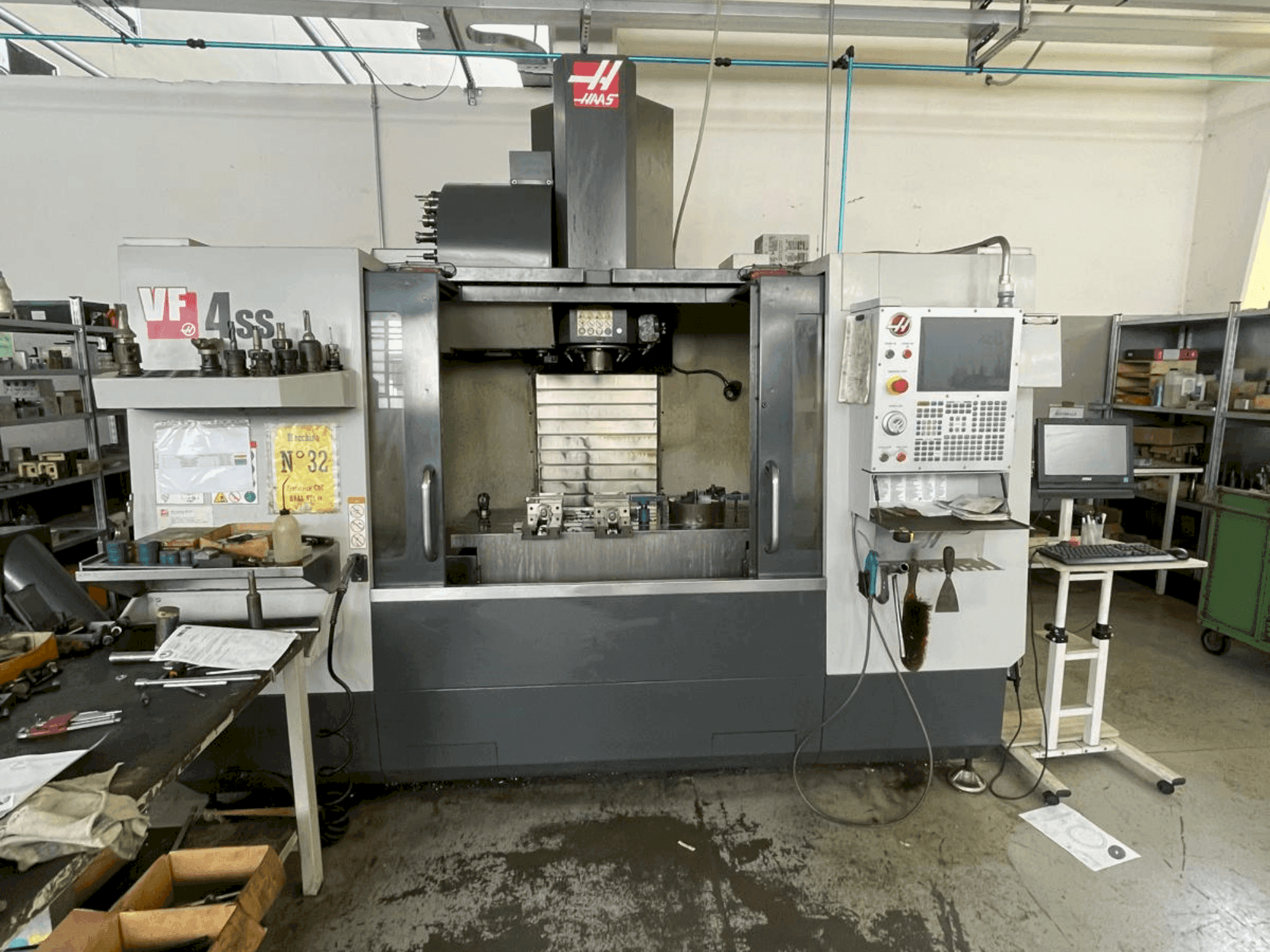 Makine HAAS VF4SS - Önden görünüm