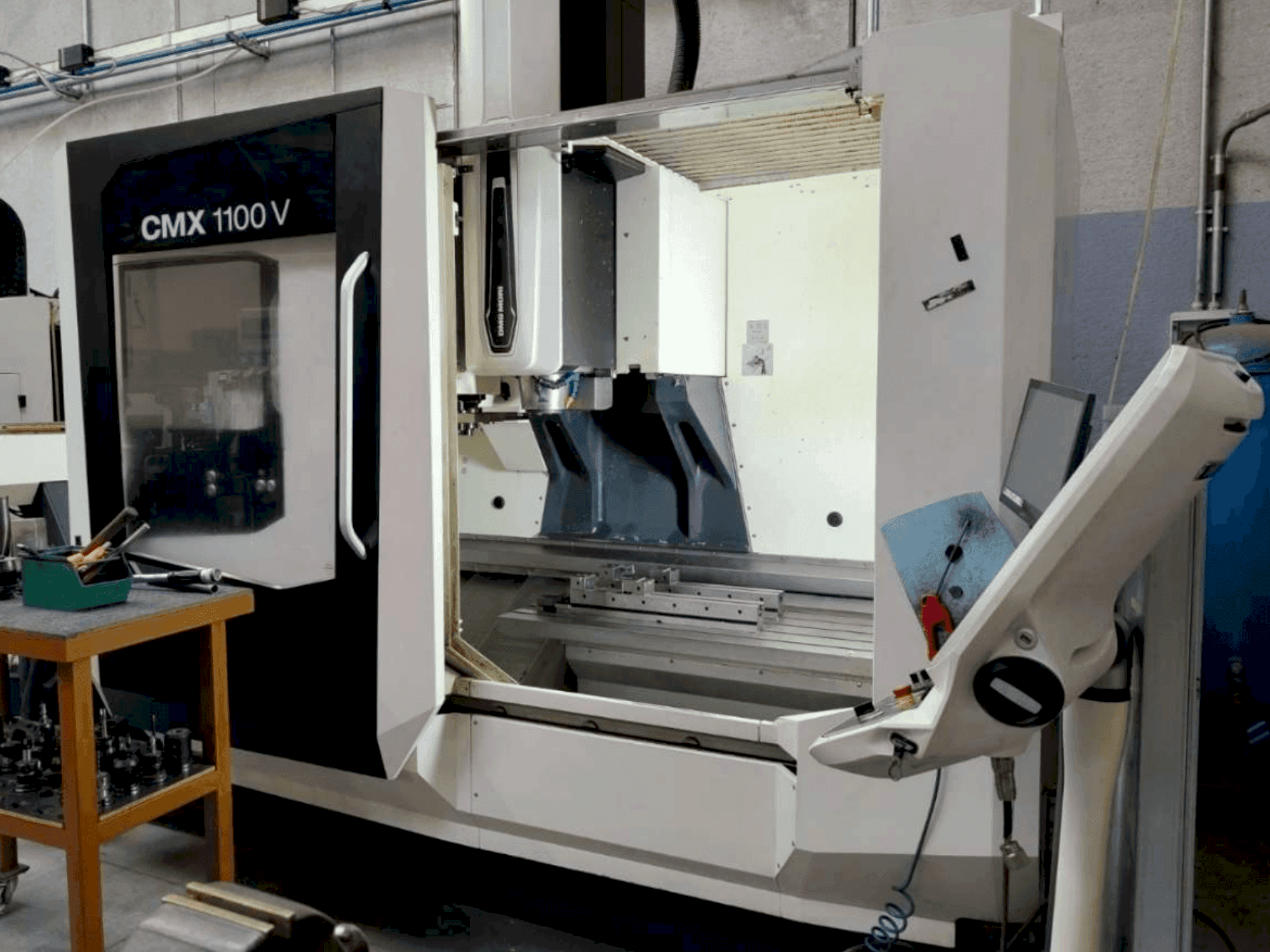 Makine DMG MORI CMX 1100V - Önden görünüm
