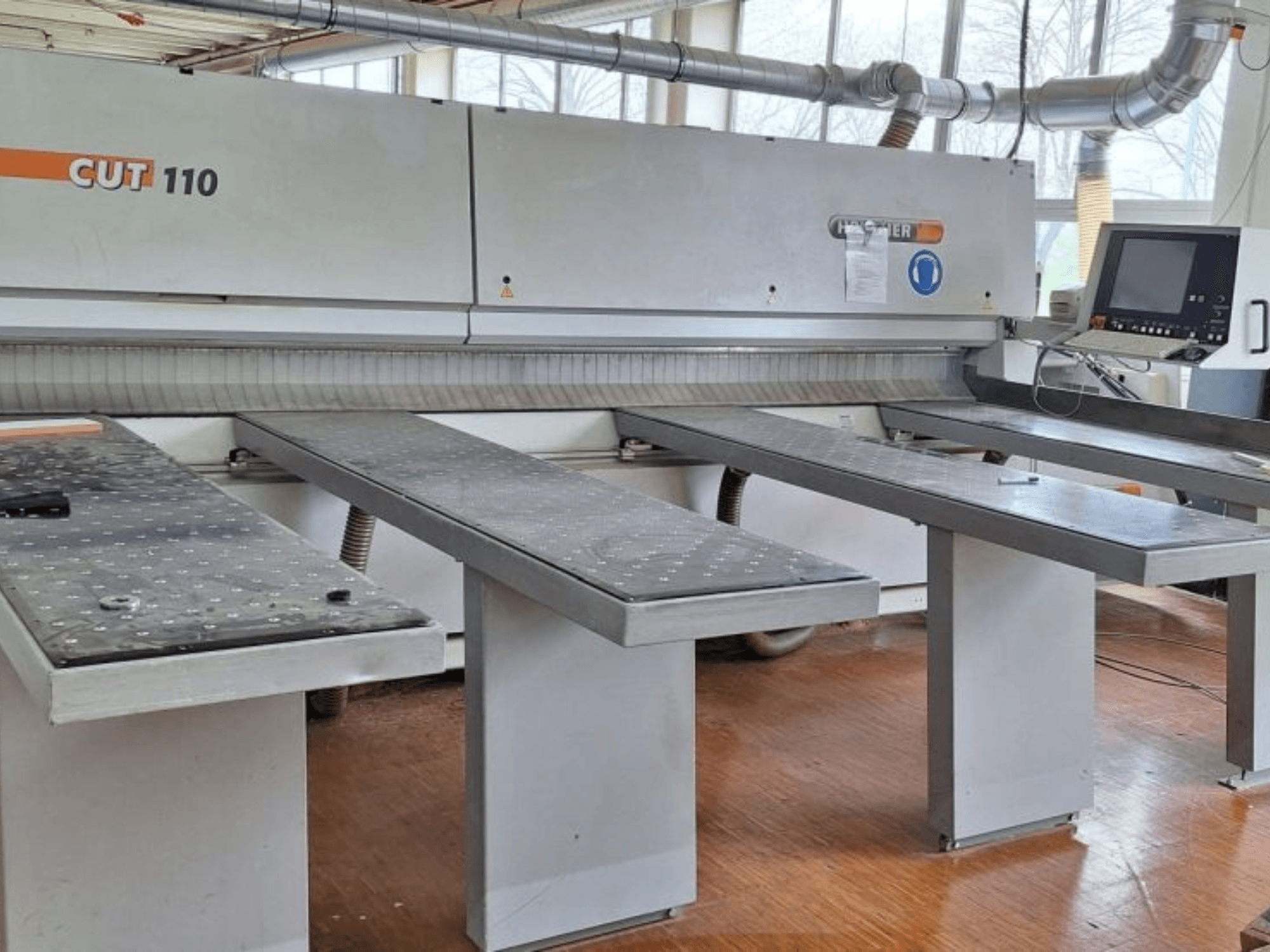 HOLZHER 6310 CUT 110 panel testere önden görünümde, iki yatay tabla ve dijital kontrol paneline sahiptir.
