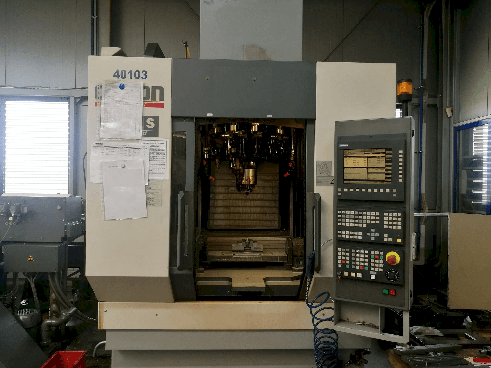 Makine CHIRON FZ12S - Önden görünüm