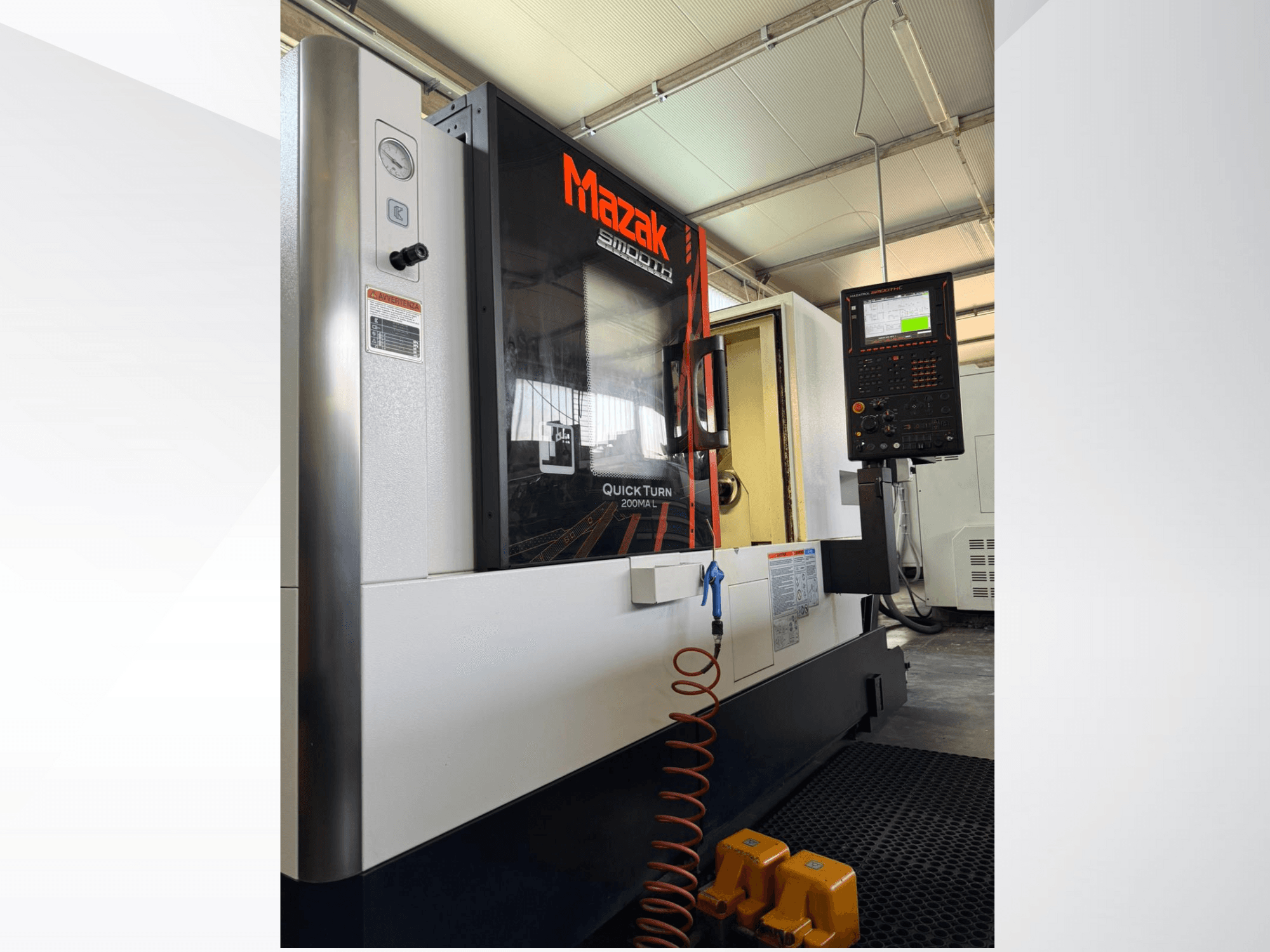 Gri ve siyah renkli Mazak Quick Turn CNC torna tezgahı, kontrol paneli ve basınç göstergesini gösteren yandan görünüm. Hassas işleme için idealdir.