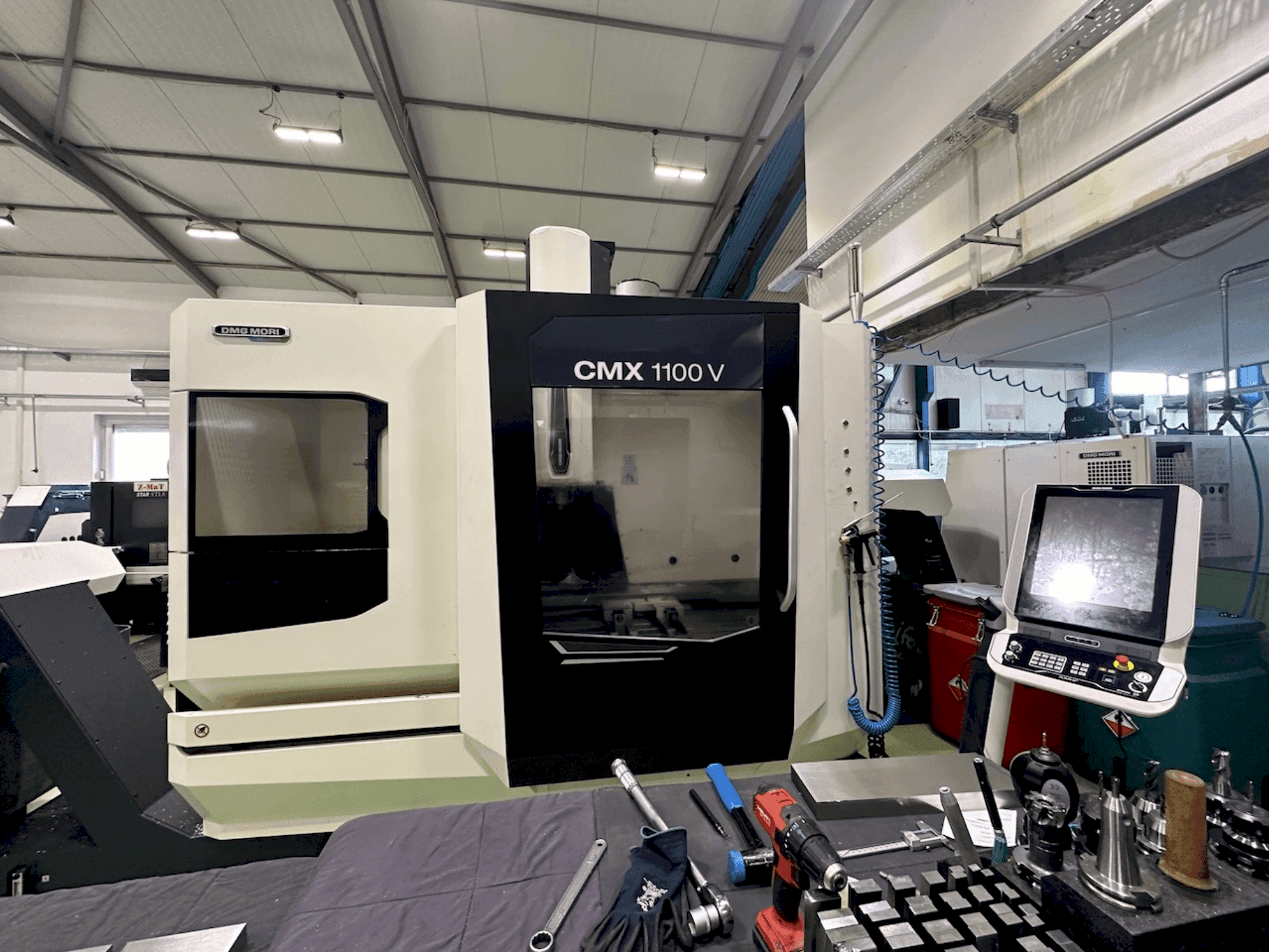 Makine DMG MORI CMX 1100 V - Önden görünüm