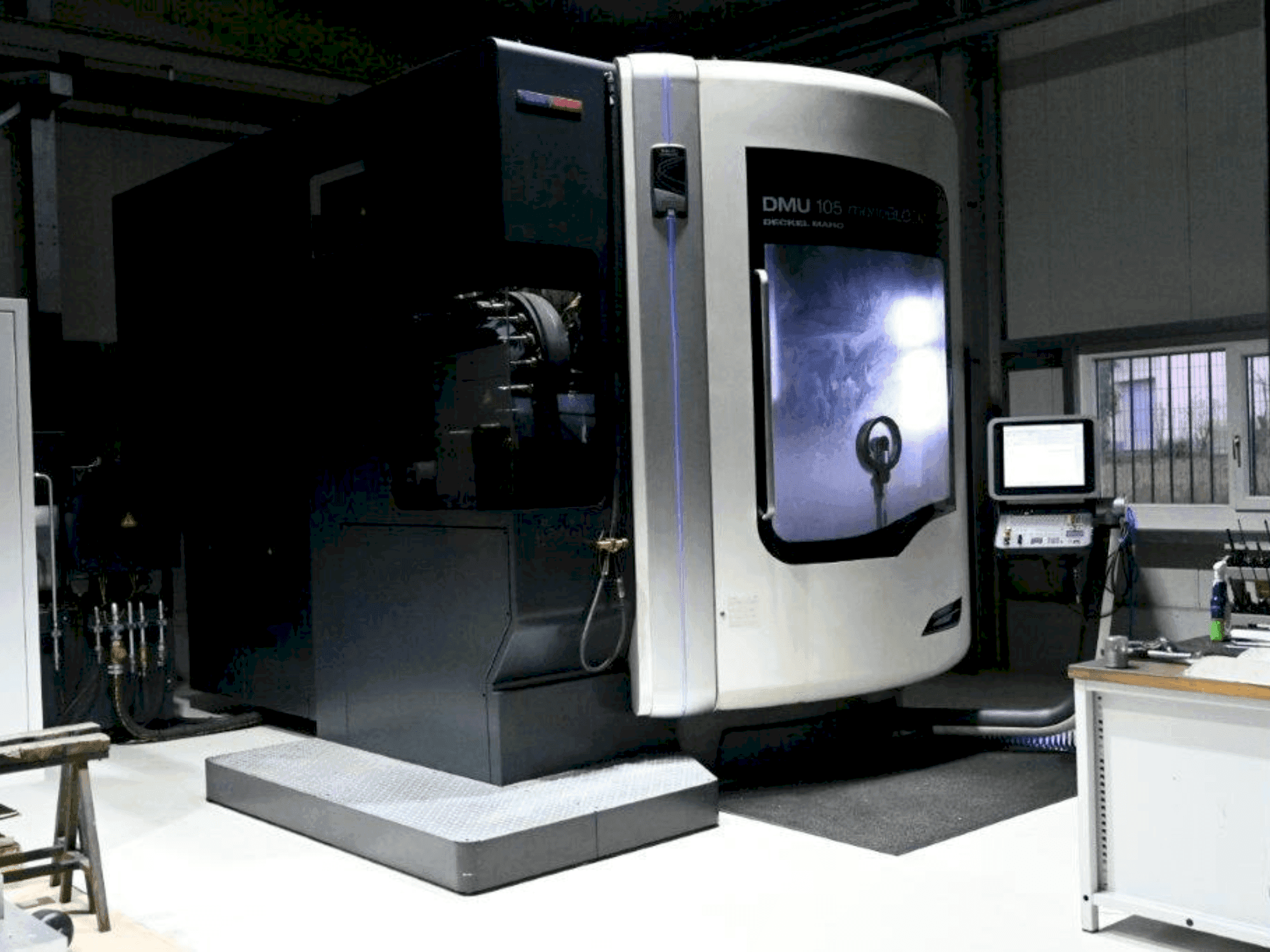 Makine DMG DMU 105 MonoBlock - Önden görünüm