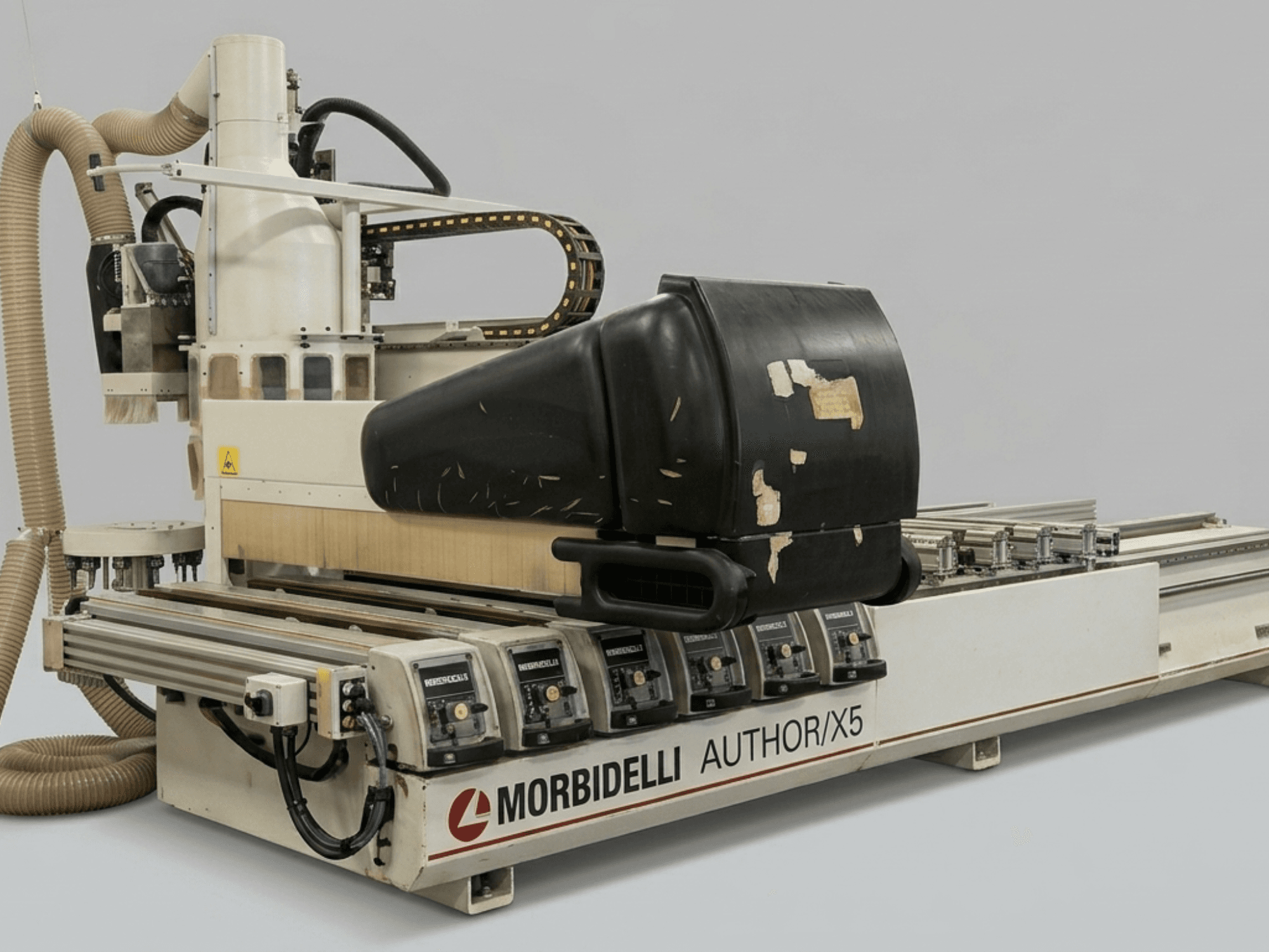 MORBIDELLI Author X5 CNC ahşap işleme merkezinin yandan görünümü, yönlendirici kafası ve lineer bileşenleri sergiliyor.