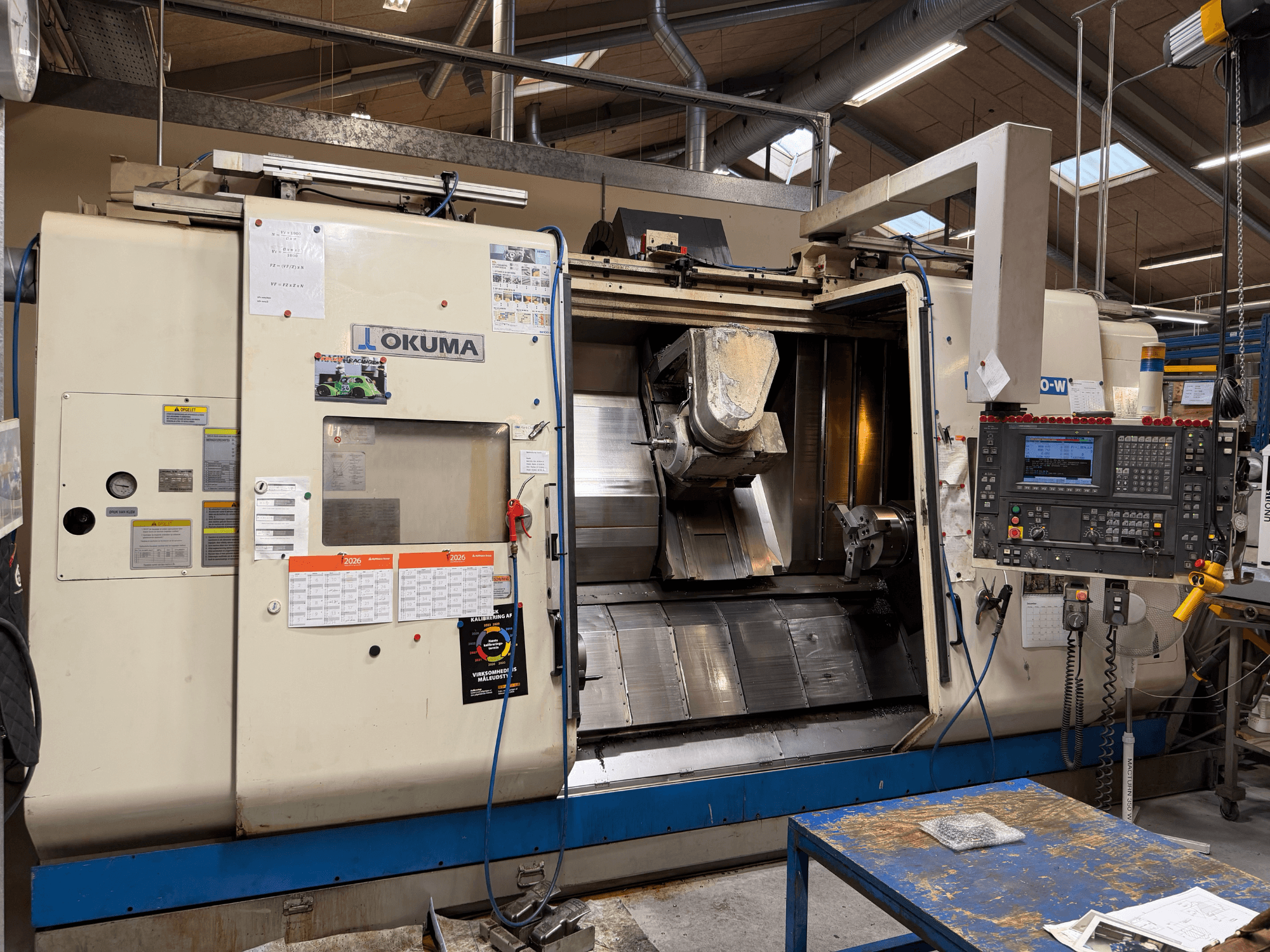 Okuma MacTurn350-W torna-freze merkezi; kontrol panelini ve işleme alanına açık erişimi gösteren önden görünüm.