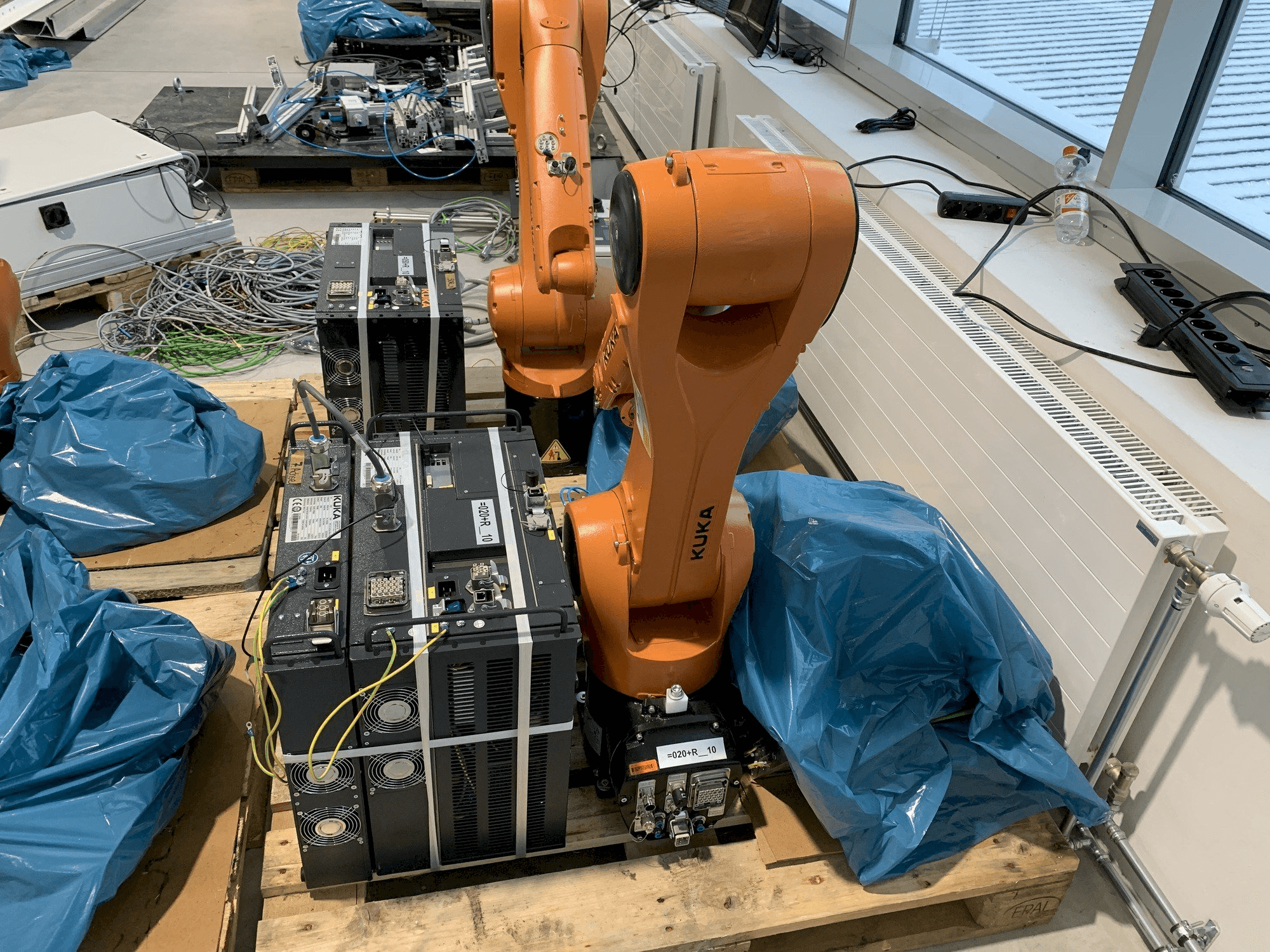Makine KUKA KR10 R1100 - Önden görünüm