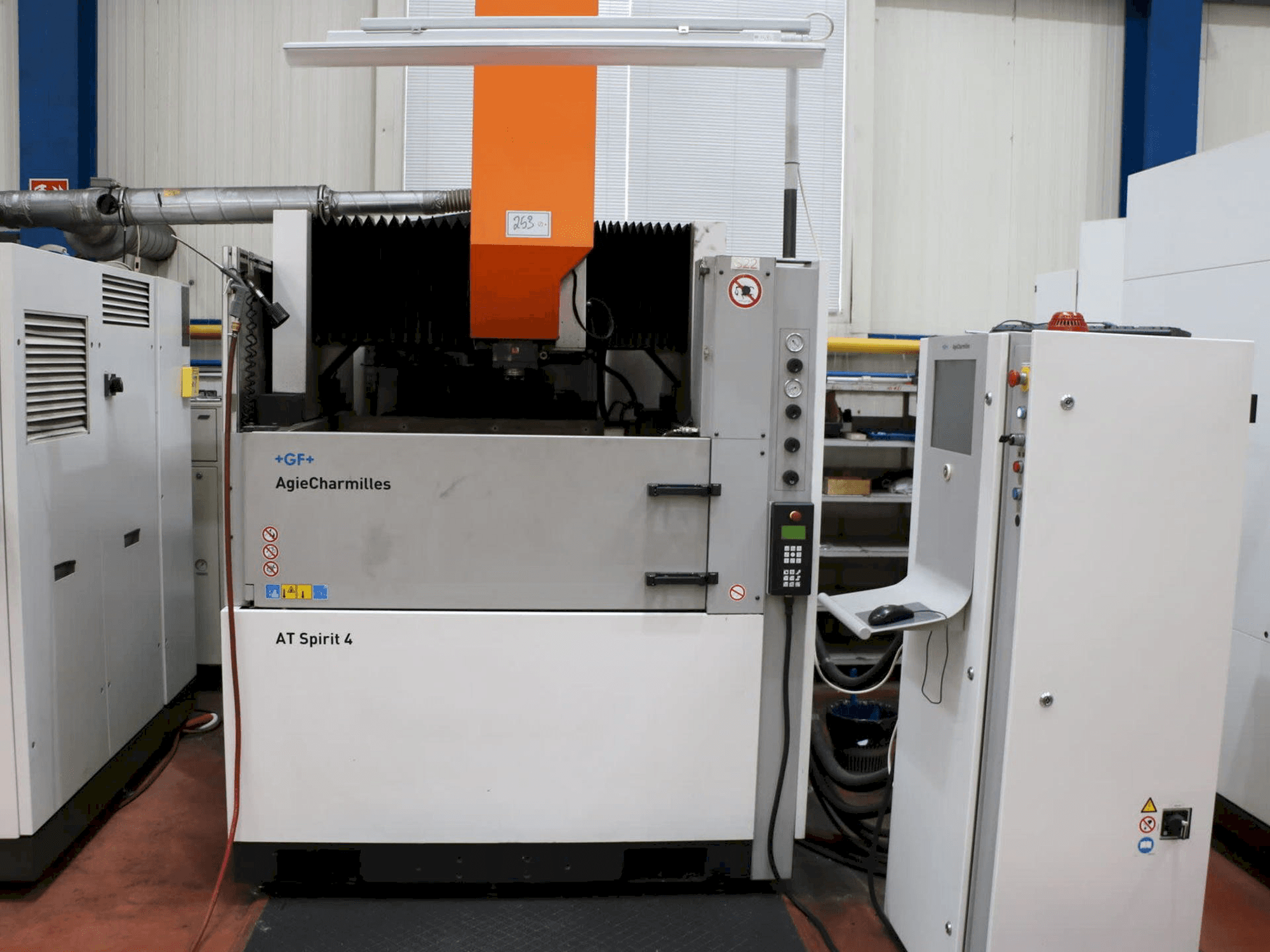 Makine AgieCharmilles AT SPIRIT 4 C-AXIS - Önden görünüm