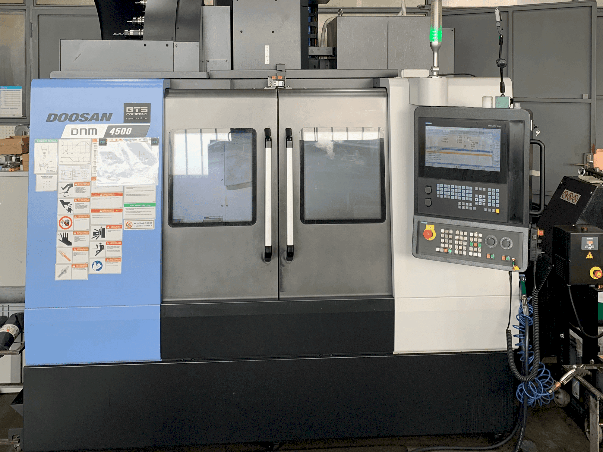 Makine DOOSAN DNM 4500 - Önden görünüm