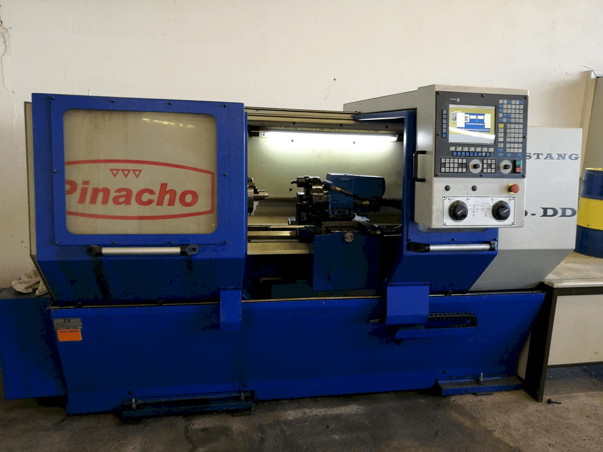 Makine Pinacho Mustang 200-DD - Önden görünüm