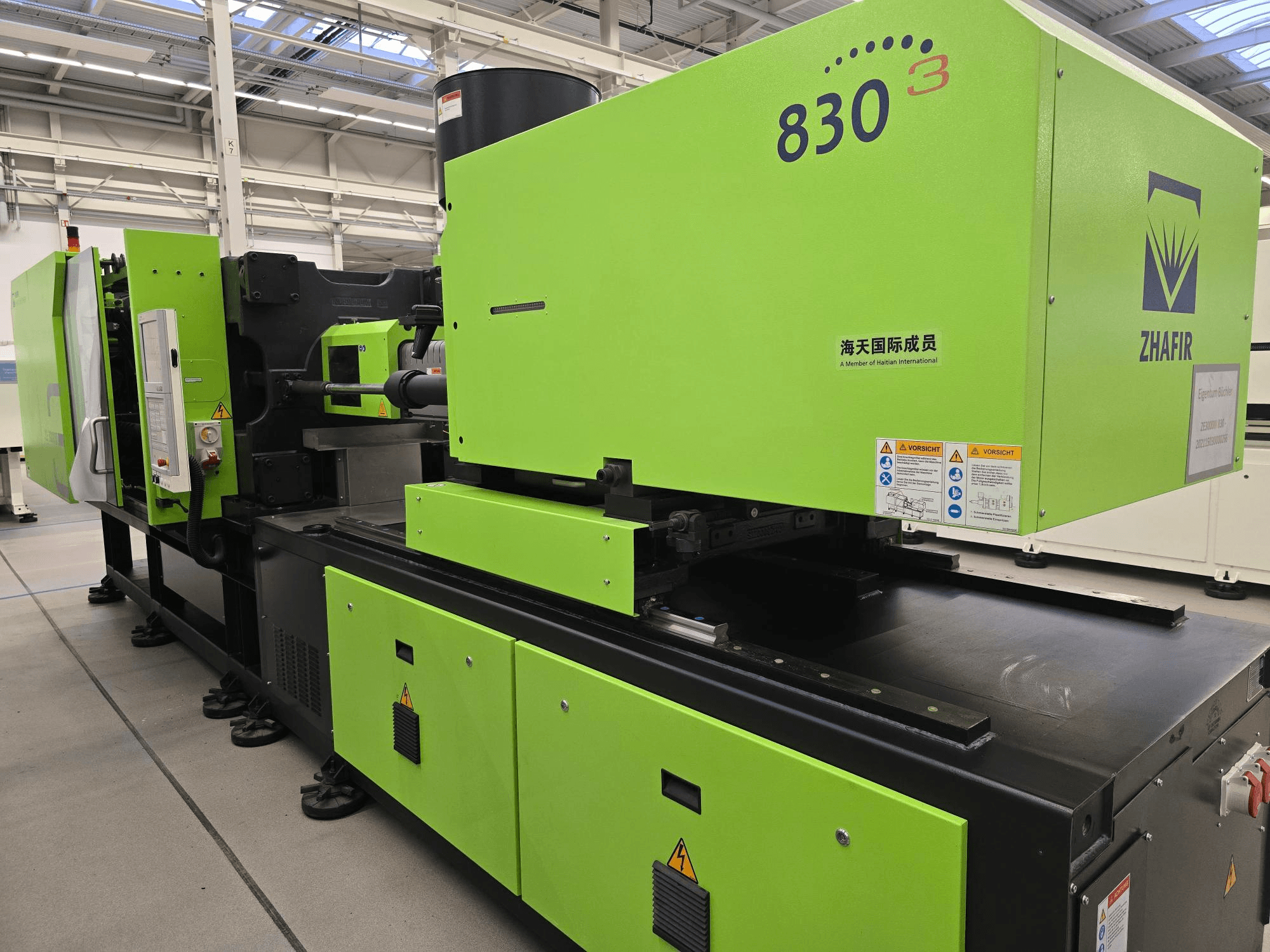 ZHAFIR ZERES III 3000/830/B5 elektrikli enjeksiyon kalıplama makinesi, yandan görünüm, parlak yeşil gövde ve kontrol paneli görünüyor.