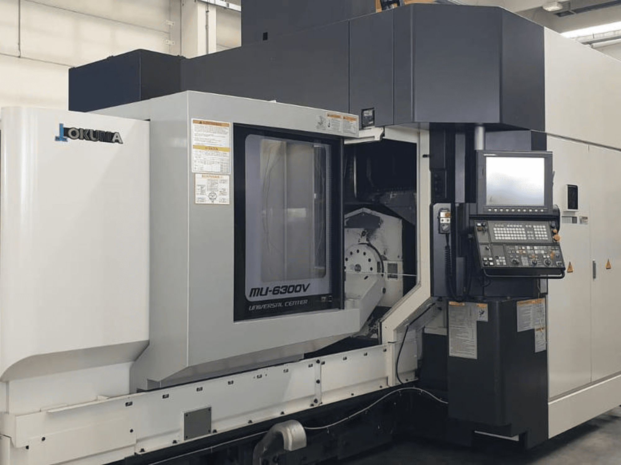 Okuma MU 6300 V Dik İşleme Merkezi, kontrol paneli ve işleme alanı detaylarını gösteren önden görünüm.