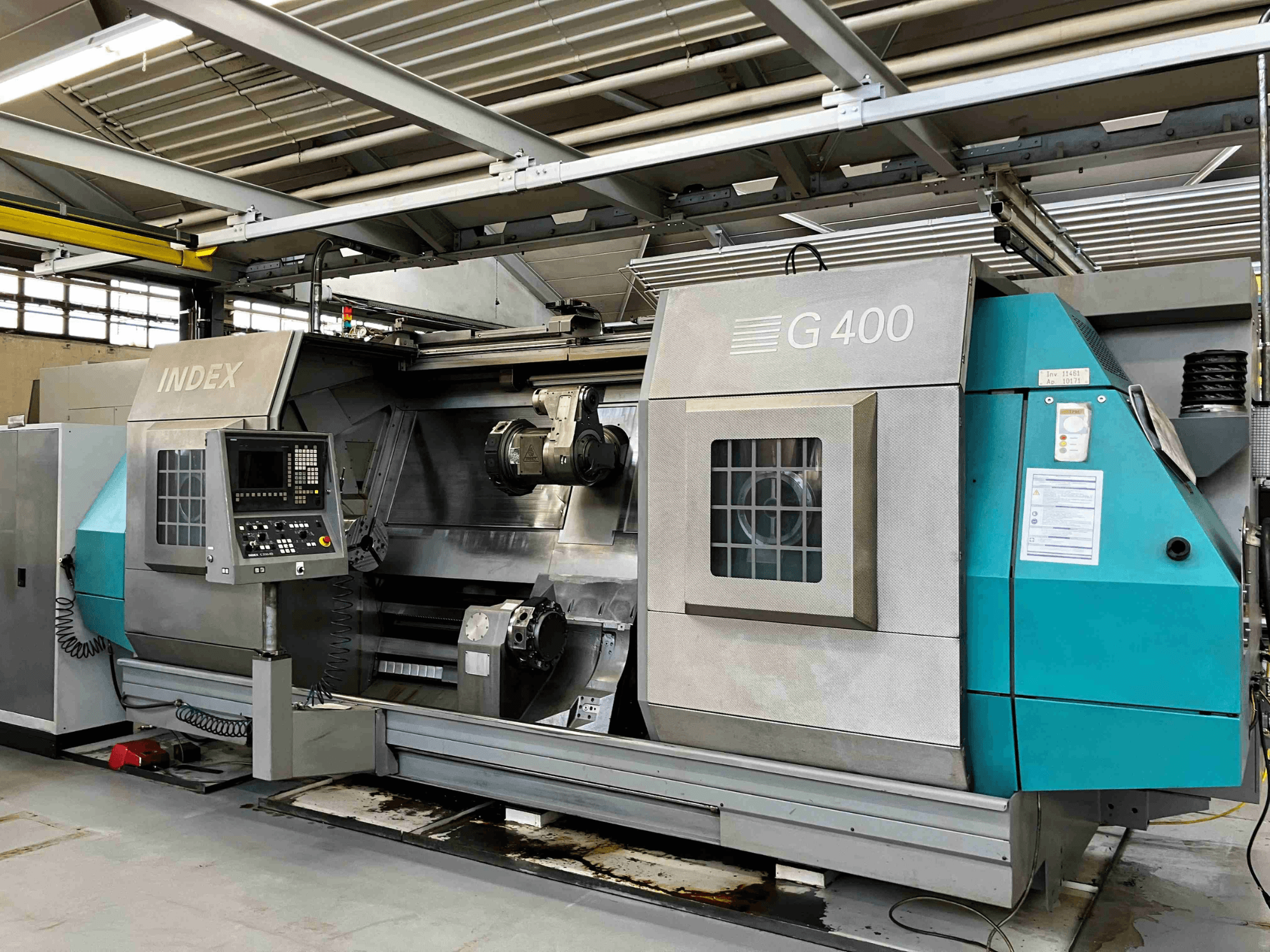 INDEX G400 CNC torna makinesi, önden görünüm, nümerik ekranlı kontrol paneli ve hassas işleme için çift iş mili.