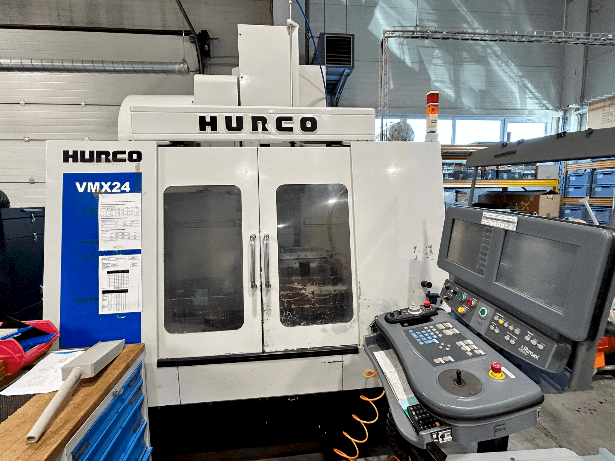 Makine Hurco VMX24 - Önden görünüm