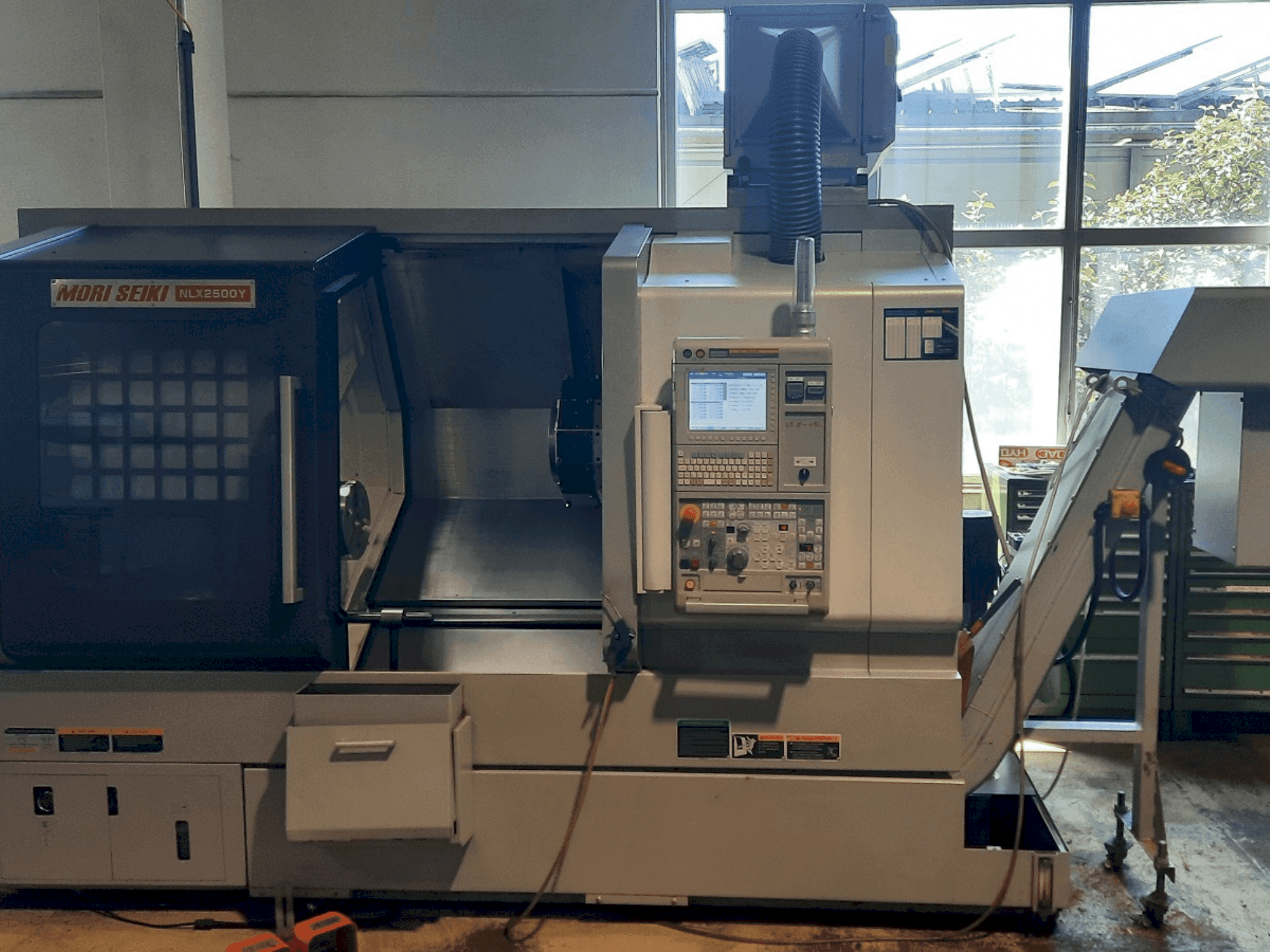 Makine DMG Mori Seiki NLX2500Y 700 - Önden görünüm