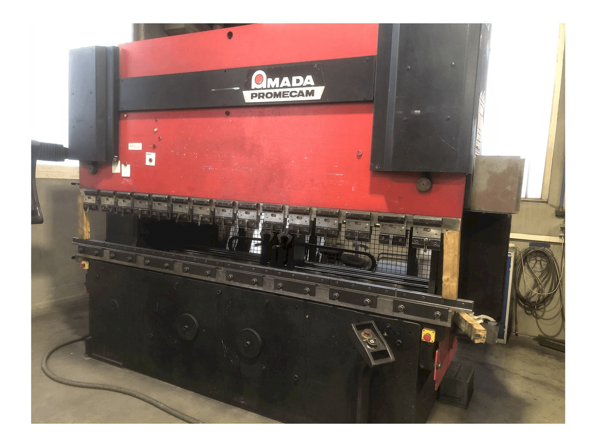 Makine AMADA HFB 125 - Önden görünüm