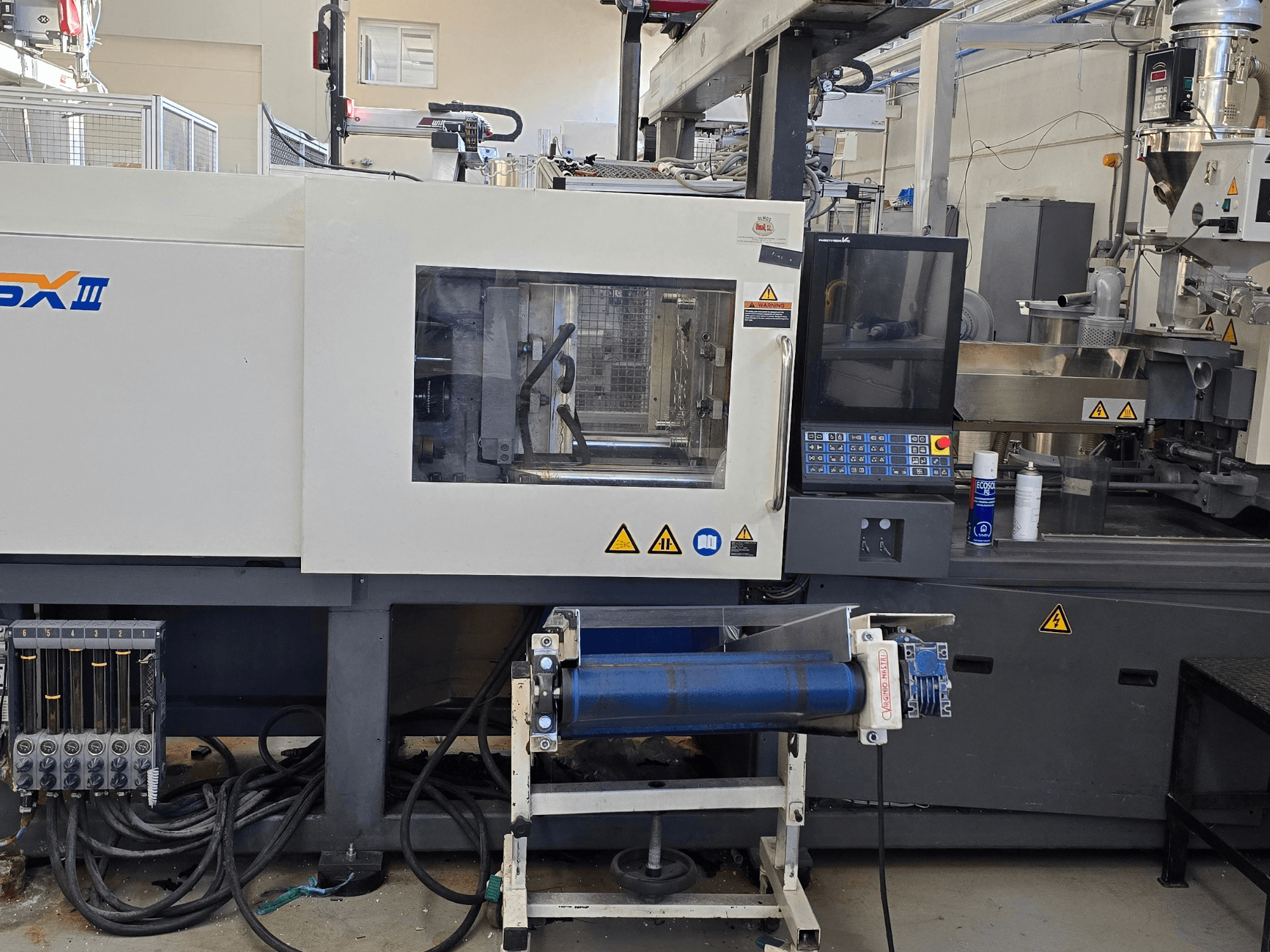 SHIBAURA EC130SXIII-4A elektrikli enjeksiyon kalıplama makinesi, önden görünüm, kontrol paneli ve hidrolik bileşenlerin sergilenmesi.