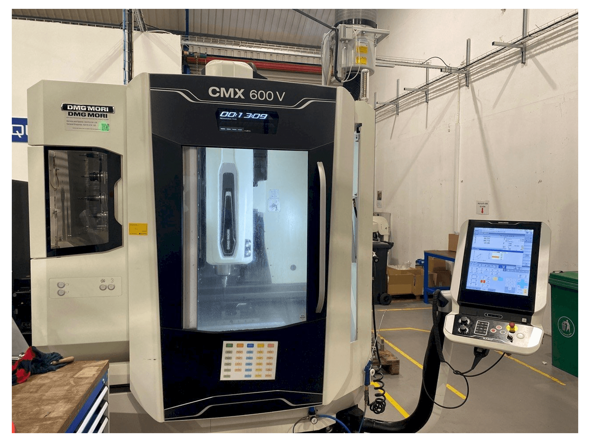 Makine DMG CMX 600 V - Önden görünüm