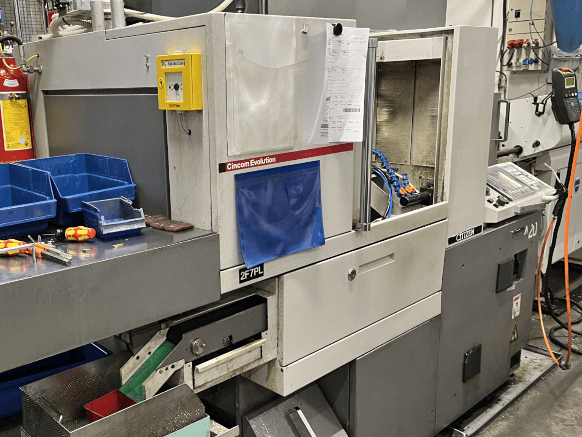 Cincom Evolution 2F7PL işleme merkezi, önden görünüm; kontroller, takım kutuları ve ayrıntılı bir işletim paneli içerir.