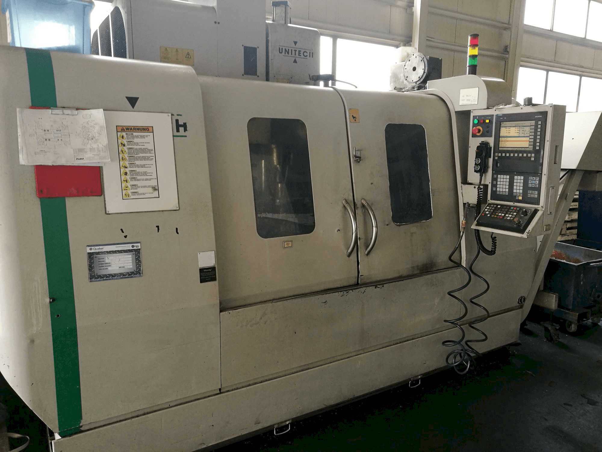 Makine UNITECH VMC-1250P3 - Önden görünüm
