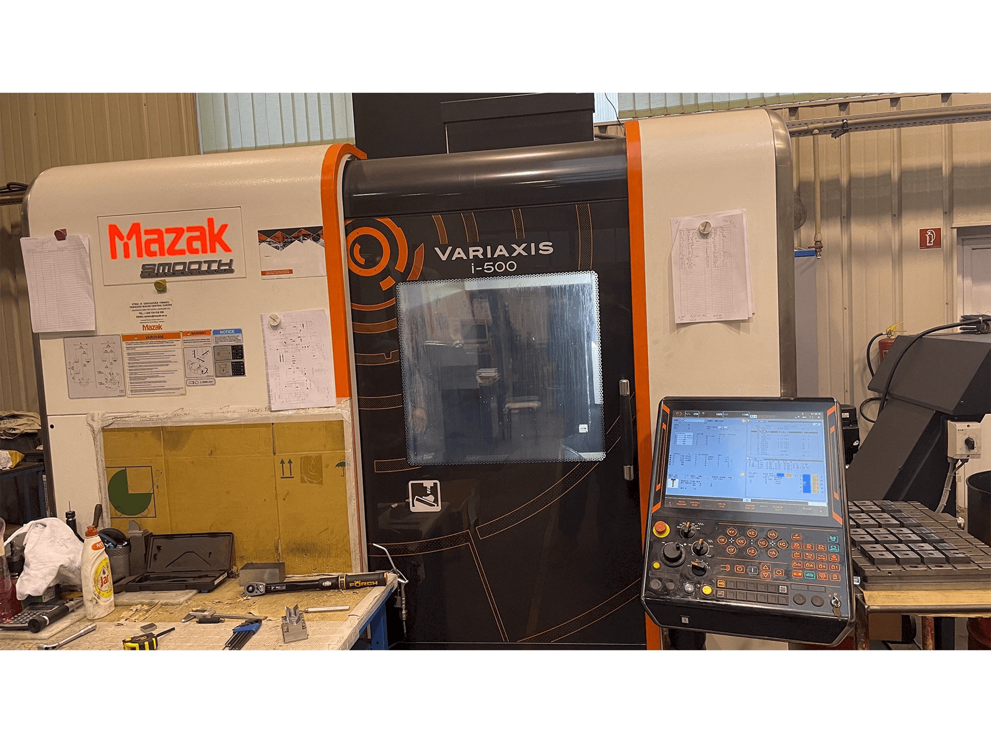 Makine Mazak Variaxis i-500 - Önden görünüm
