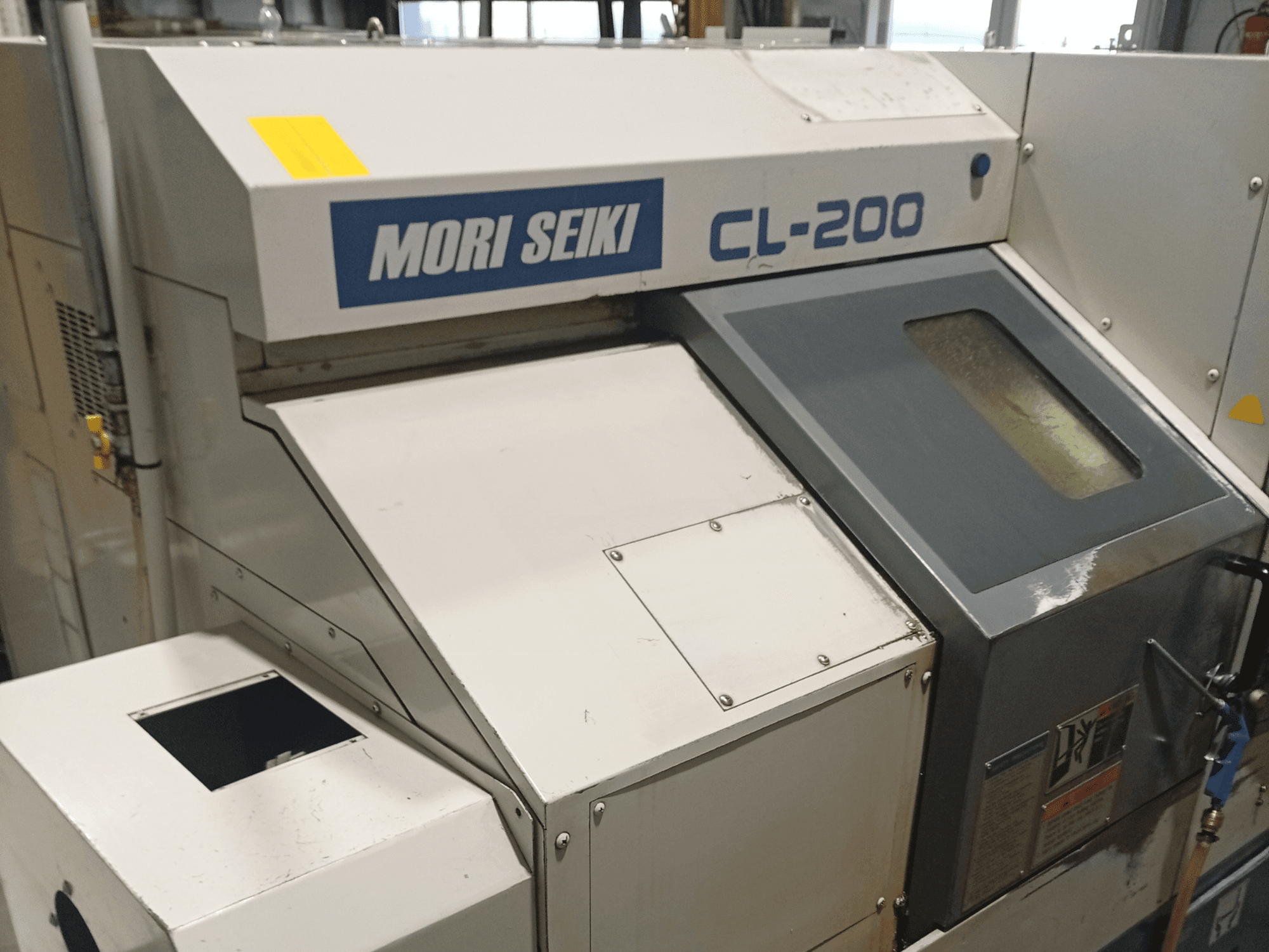 DMG Mori Seiki CL-200B yatay torna makinesi, kontrol paneli ve soğutucu pencere detaylarını gösteren önden görünüm.