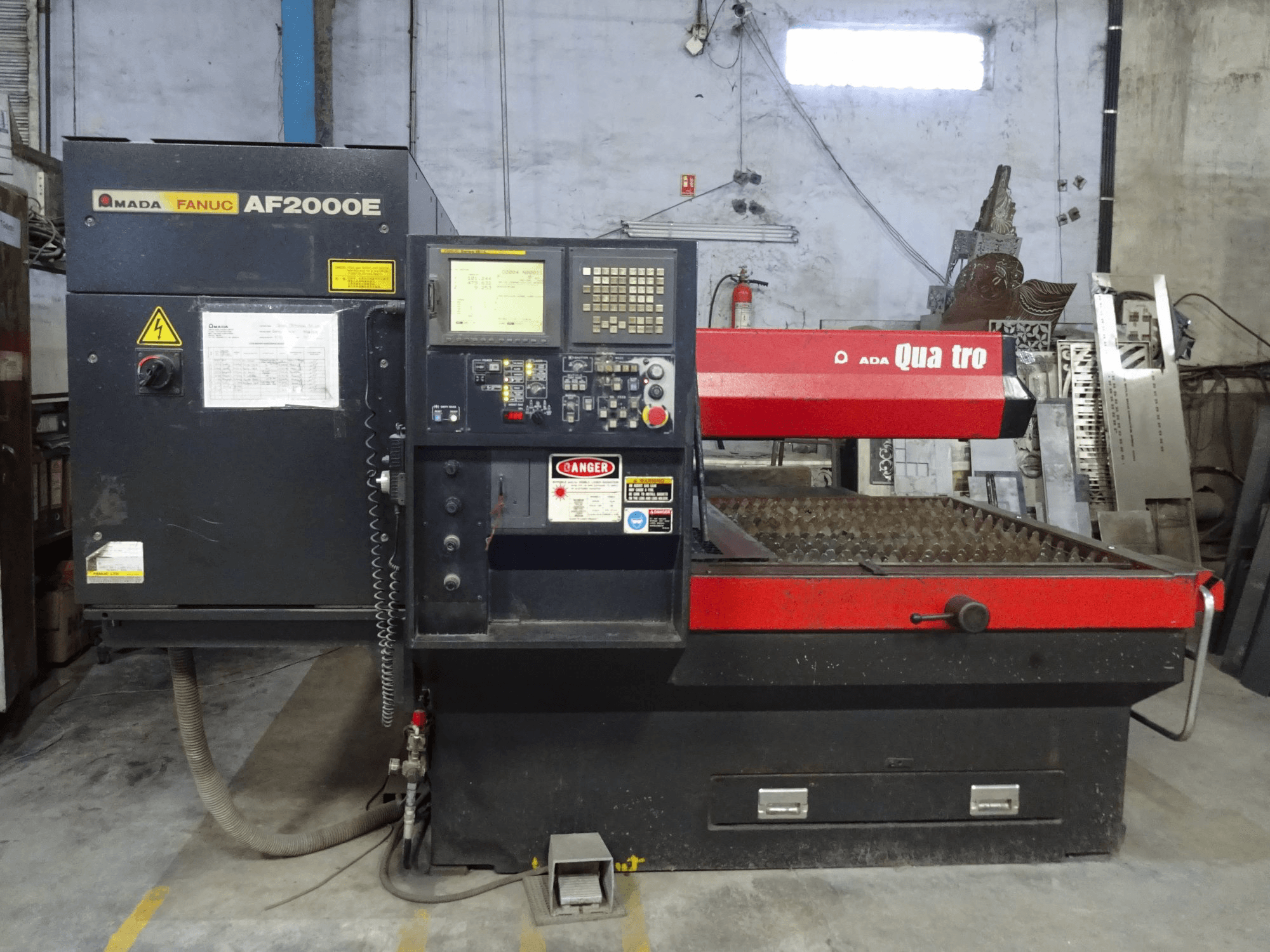 Makine AMADA - Önden görünüm Quattro AF2000E