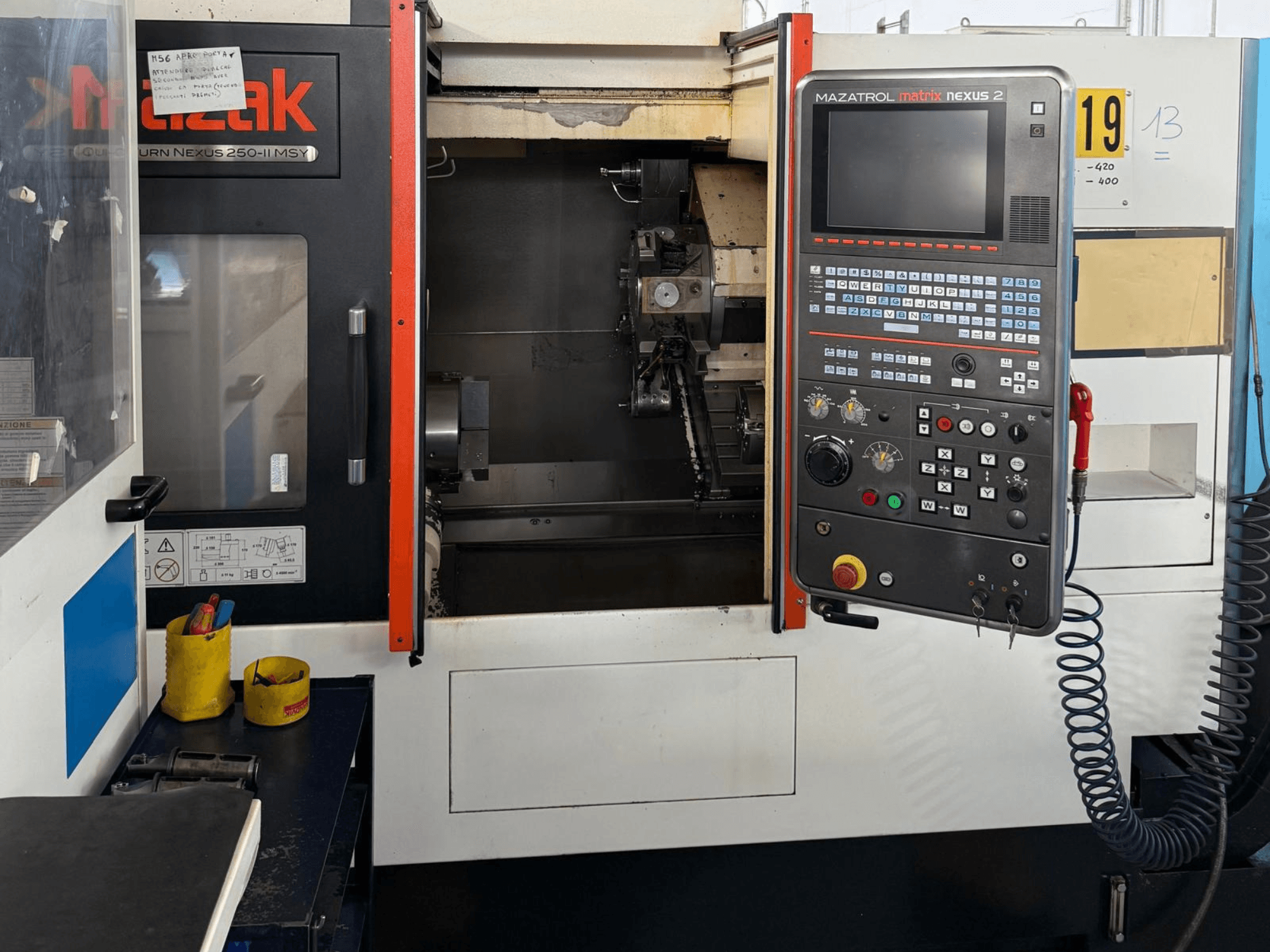 MAZATROL Matrix Nexus 2 kontrol paneli ve makine bileşenlerini içeren Mazak QTN 250 II MSY yatay torna tezgahının önden görünümü.