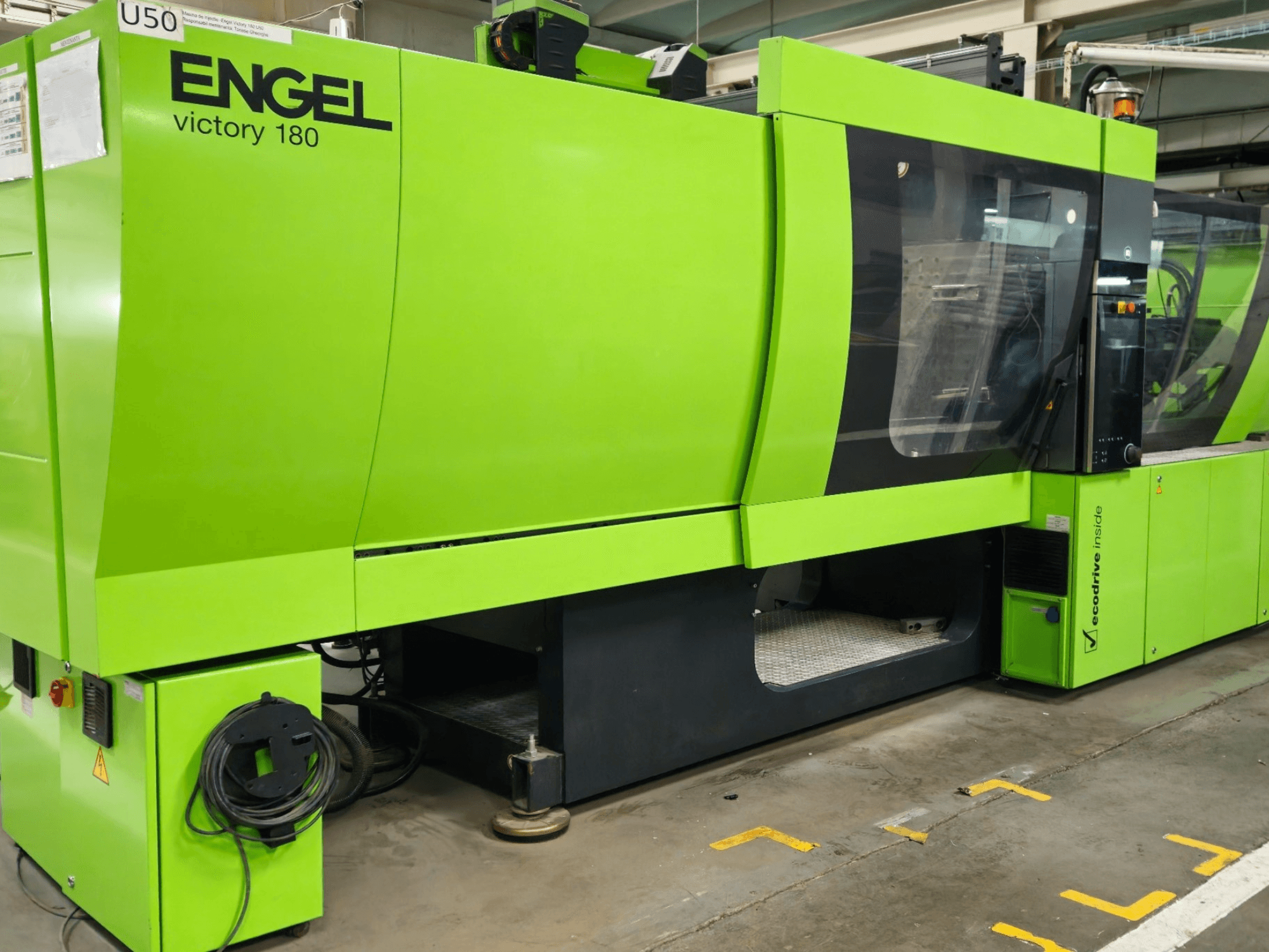 ENGEL Victory 180 parlak yeşil renkli plastik enjeksiyon makinesi, kontrol panelini ve geniş izleme penceresini gösteren önden görünüm.