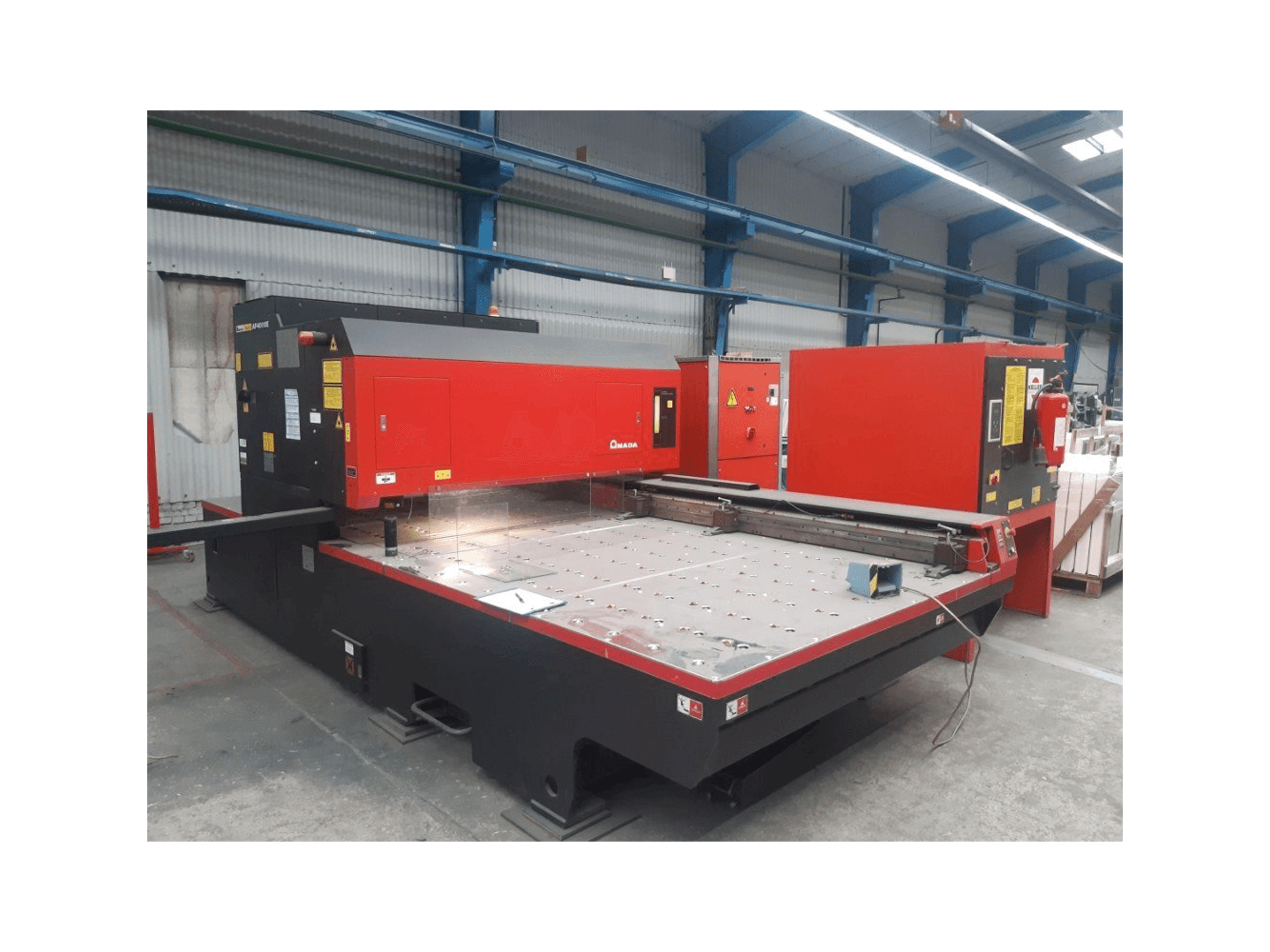 Makine AMADA LC 2415 Alpha III - Önden görünüm