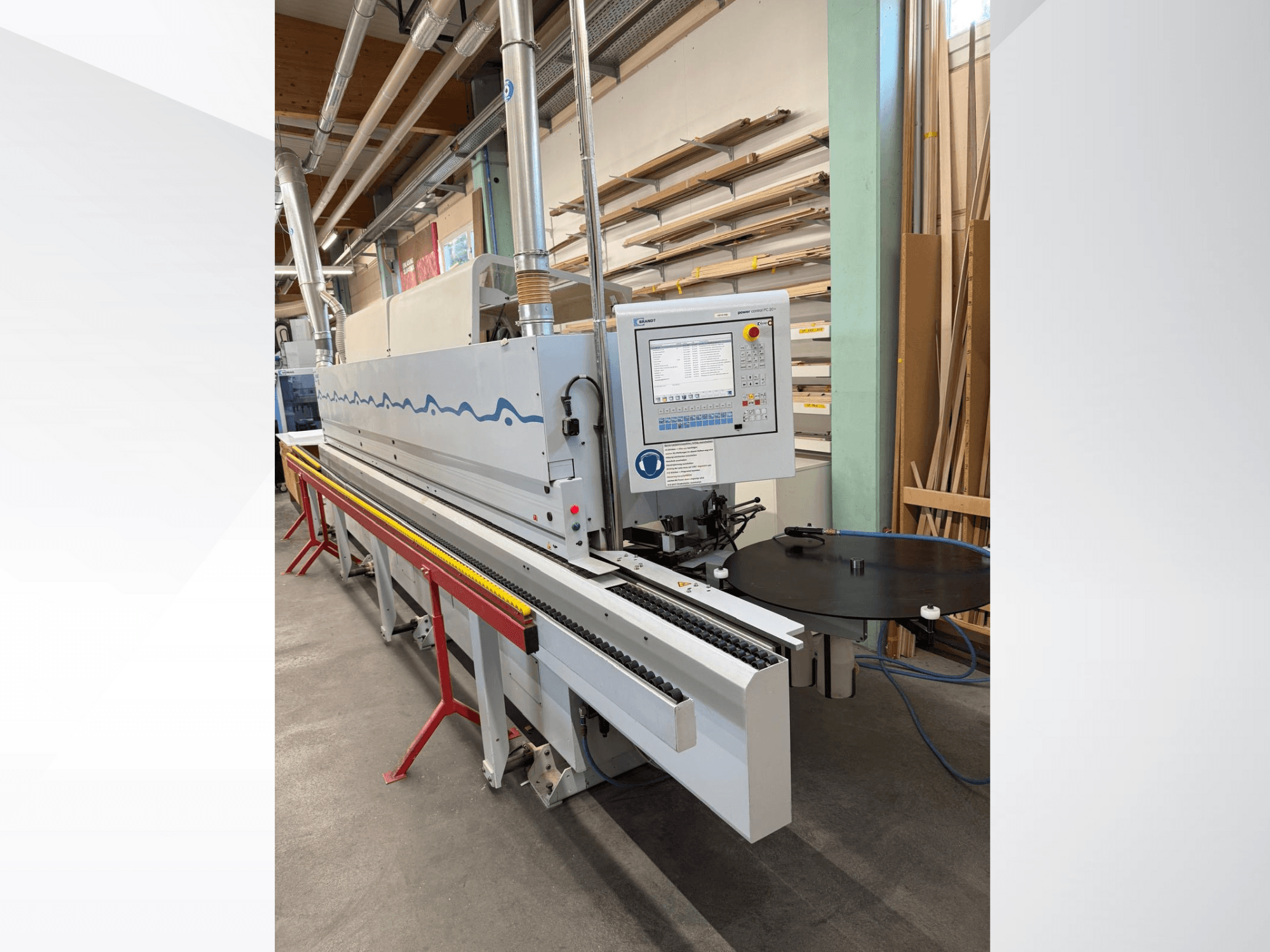 Kontrol paneli, taşıma sistemi ve yuvarlak destek tablasına sahip bir HolzHer otomatik kenar bantlama makinesinin önden görünümü.