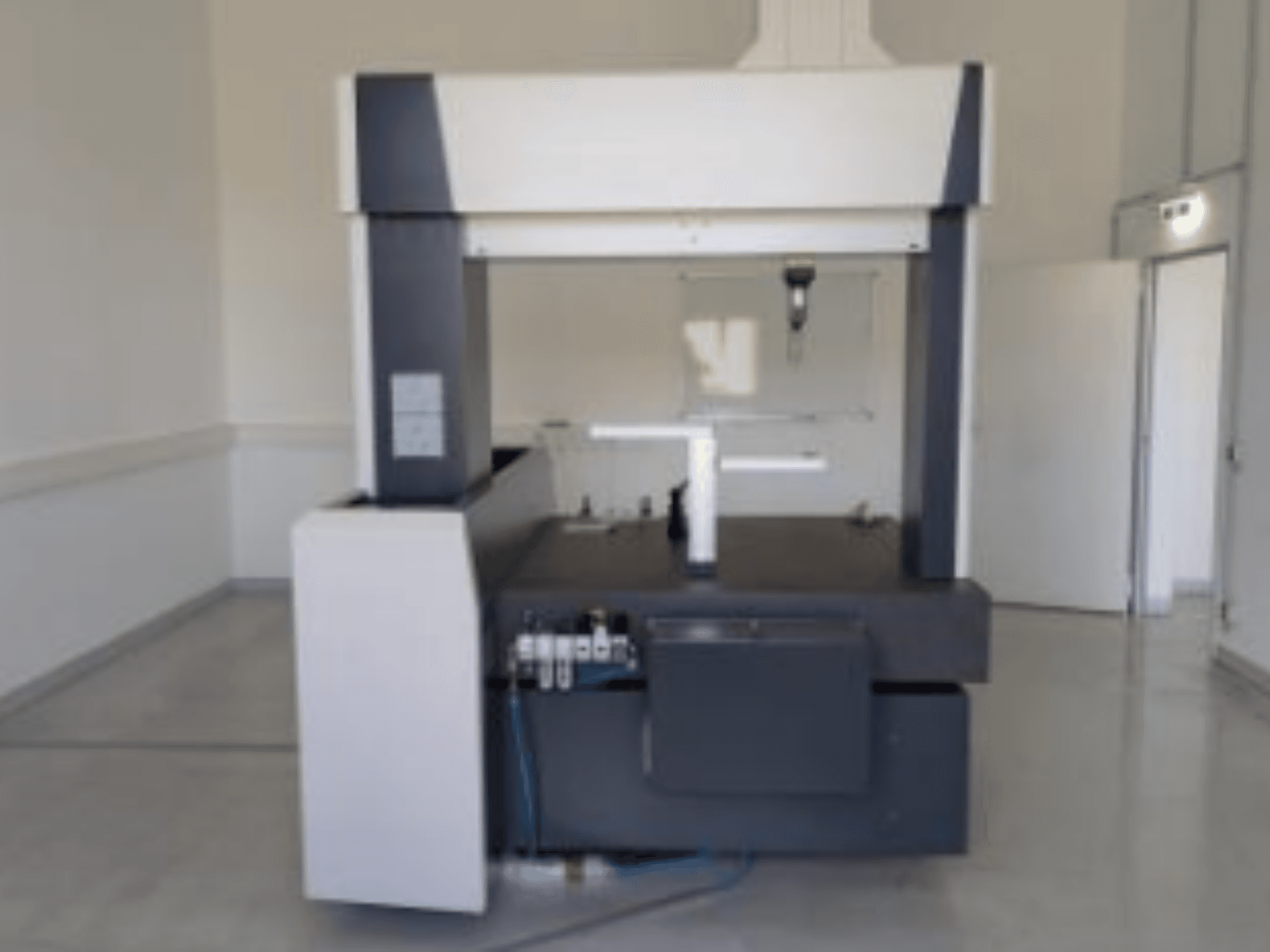 Önden bakıldığında, geniş bir ölçüm masası ve yan tarafında bir kontrol paneli bulunan ZEISS Contura 9/12/8 RDS CMM.
