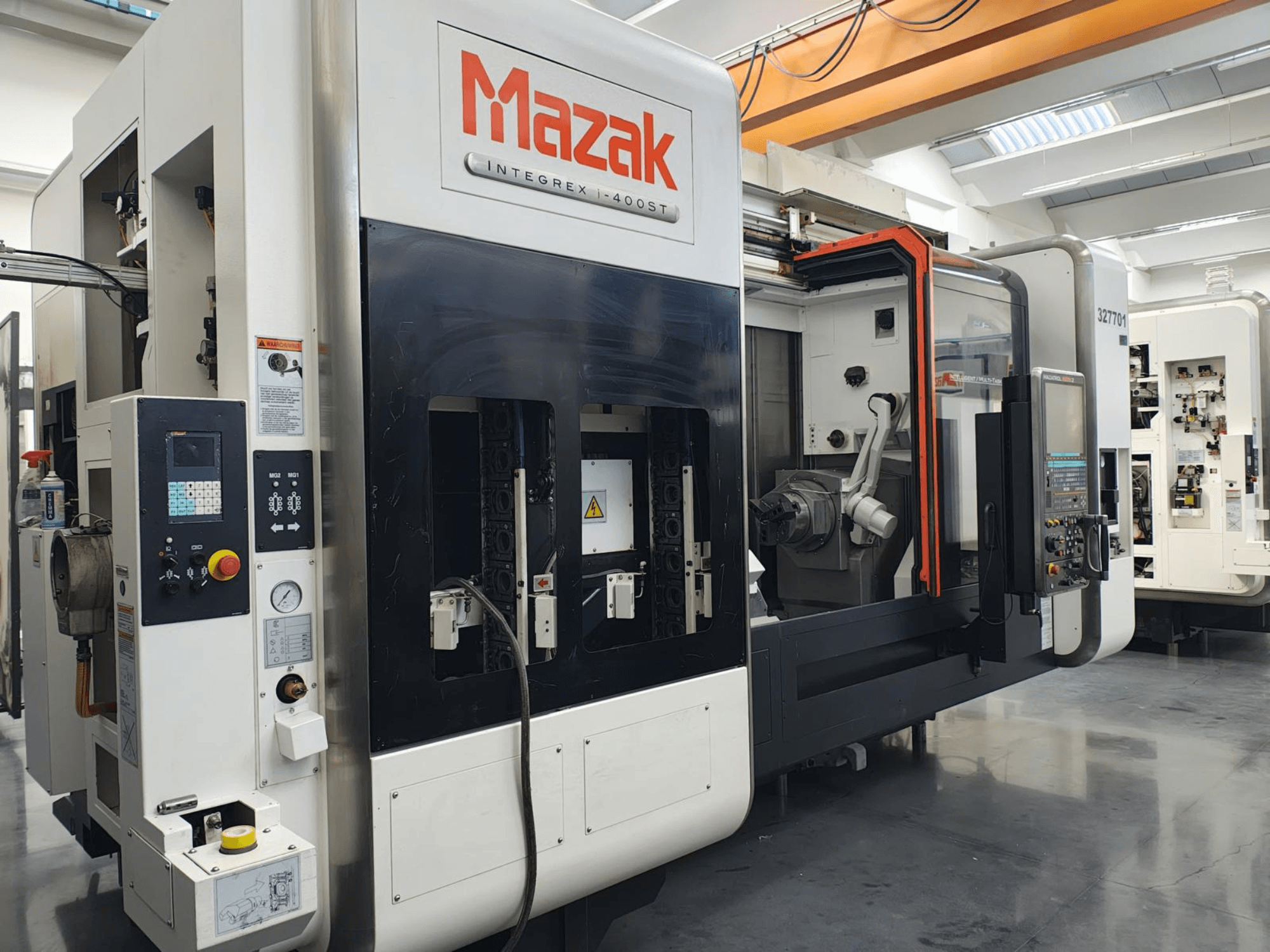 Mazak Integrex 400ST, önden görünüm; kontrol paneli, iş milleri ve robotik kolu bir atölye ortamında görülebilen CNC makinesi.