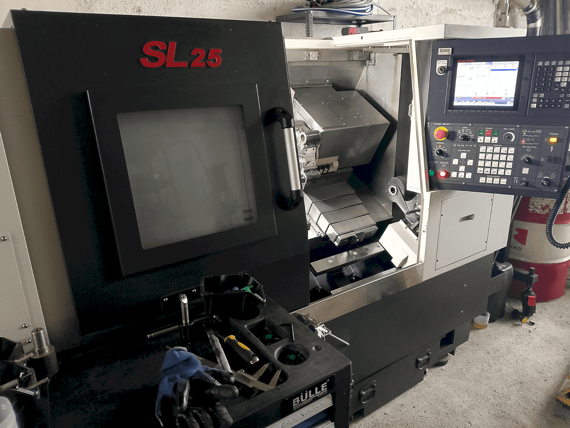 Makine Akira Seiki SL 25 - Önden görünüm