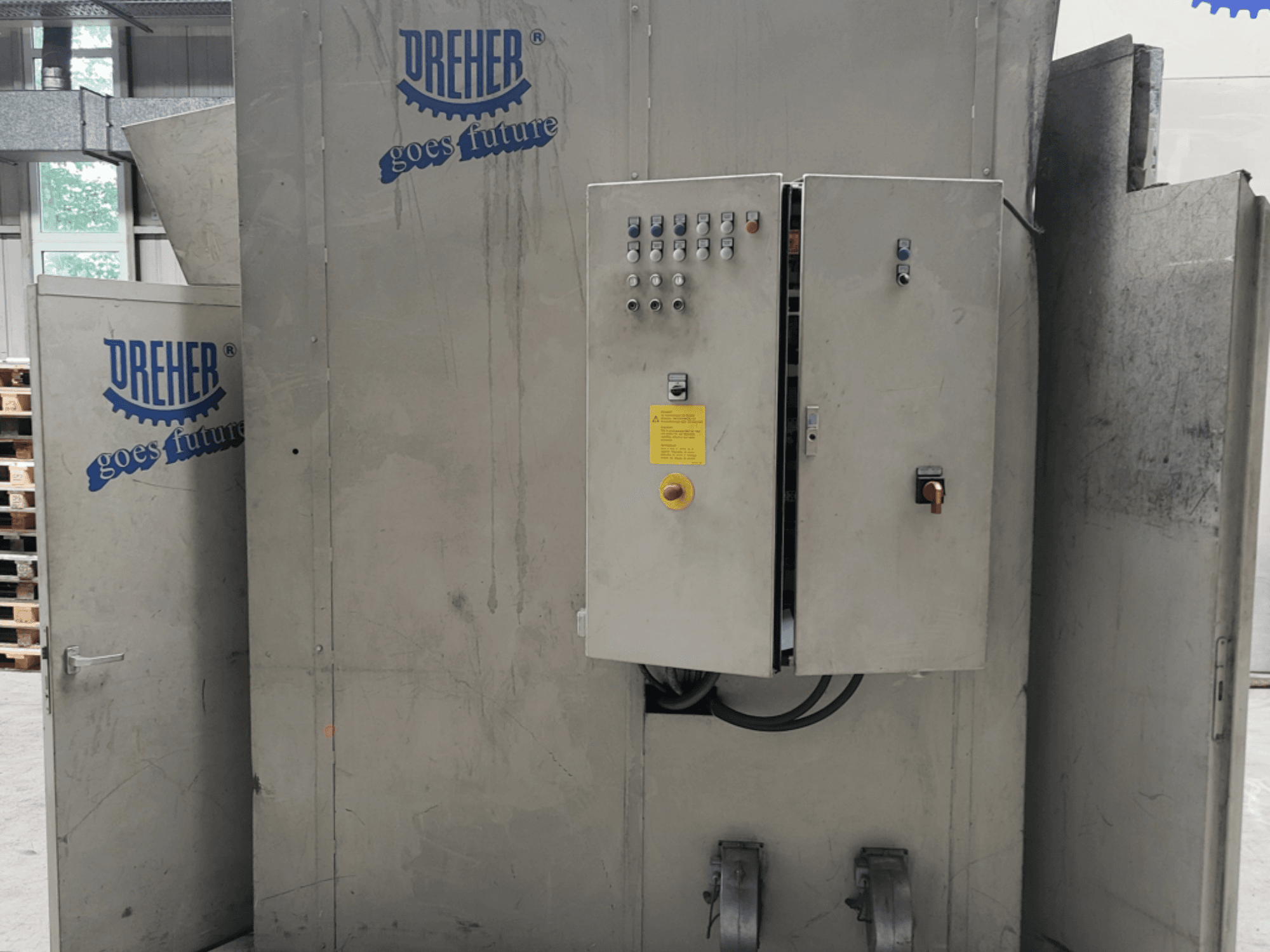 DREHER S 42/65 GFS-15 GR plastik işleme makinesi; kontrol paneli ve markasını gösteren önden görünüm, endüstriyel ortam.