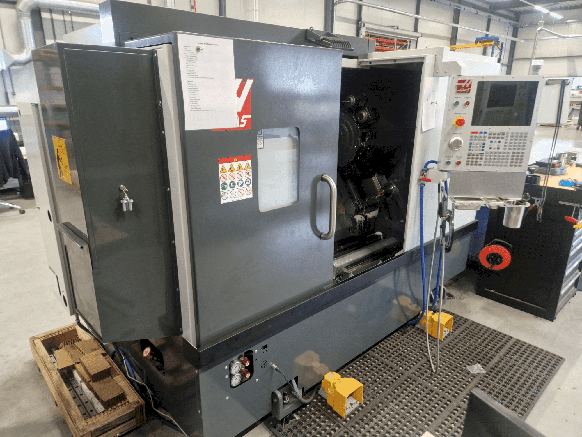 Makine HAAS ST-25Y - Önden görünüm
