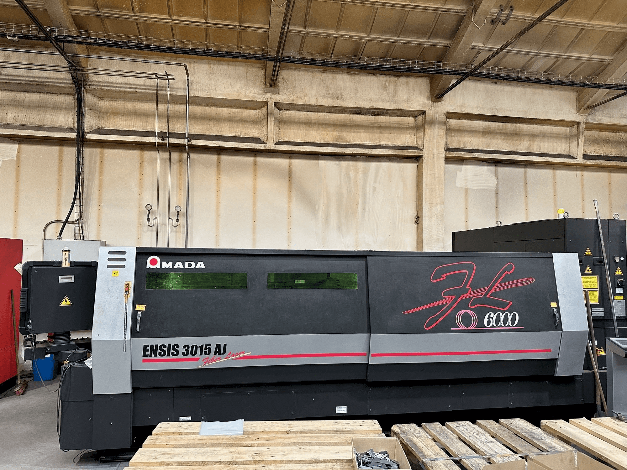 Makine AMADA ENSIS-3015 AJ - Önden görünüm