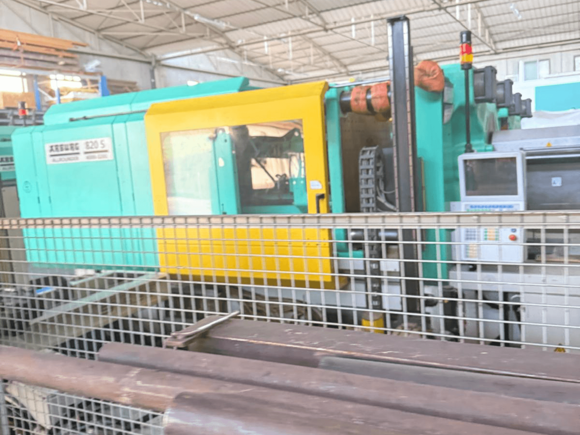 Hidrolik enjeksiyon kalıplama makinesi Arburg SELECTA 820 S 4000-3200, yandan görünüm, kontrol paneli ve canlı sarı ve deniz mavisi tasarım.